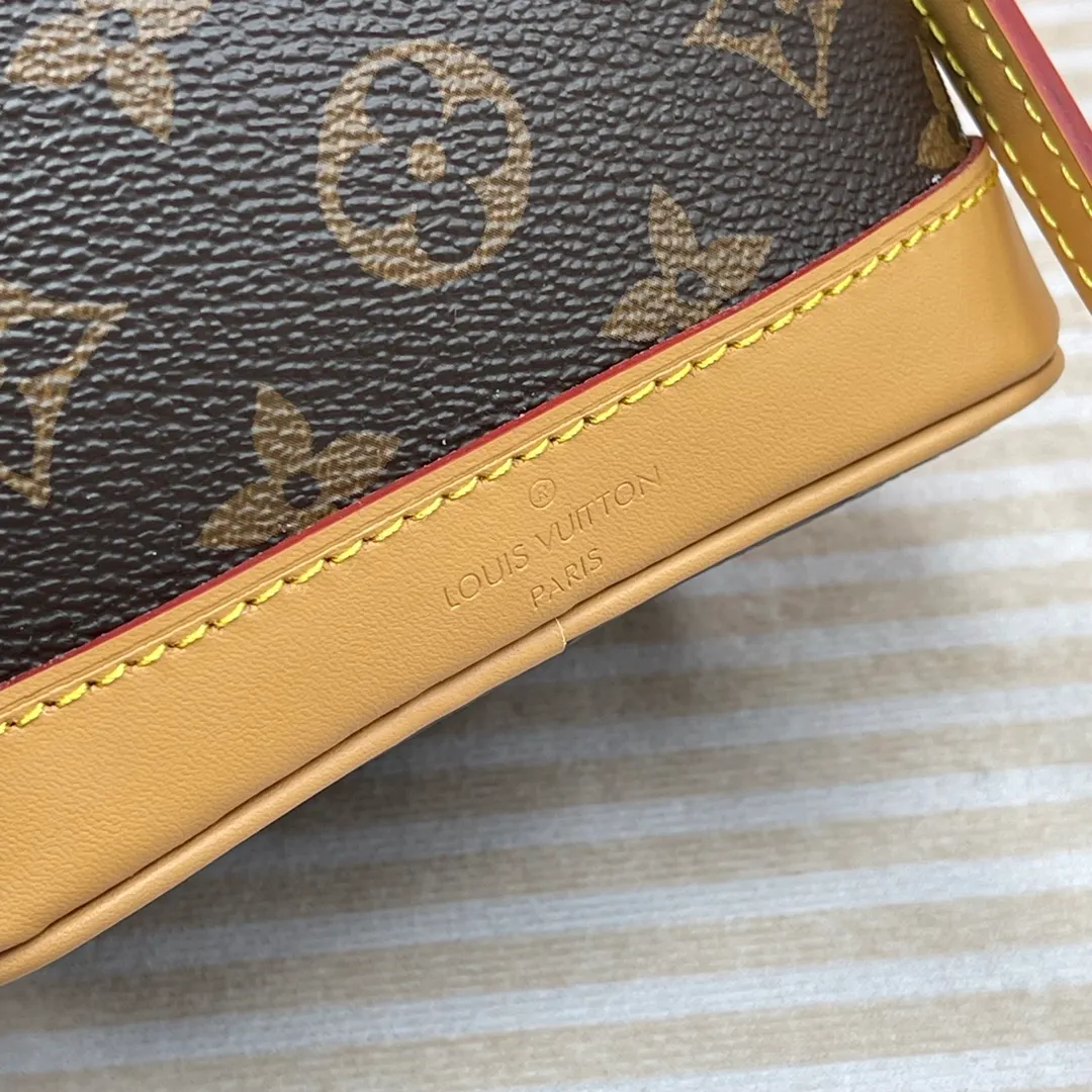 [Upgraded version] P560🐶Upgraded version*High quality❣️With full packaging M81266🐶NANO NOÉ handbag This Nano Noé handbag condenses the classic configuration of the 1932 Noé handbag, using Monogram canvas and cowhide leather trim to combine traditional design and contemporary functionality. Plenty of space to hold keys, card holders, mobile phones and other travel essentials, and the detachable handle and detachable and adjustable shoulder strap allow for a variety of carrying methods. Dimensions: 13 x 16 x 10 cm