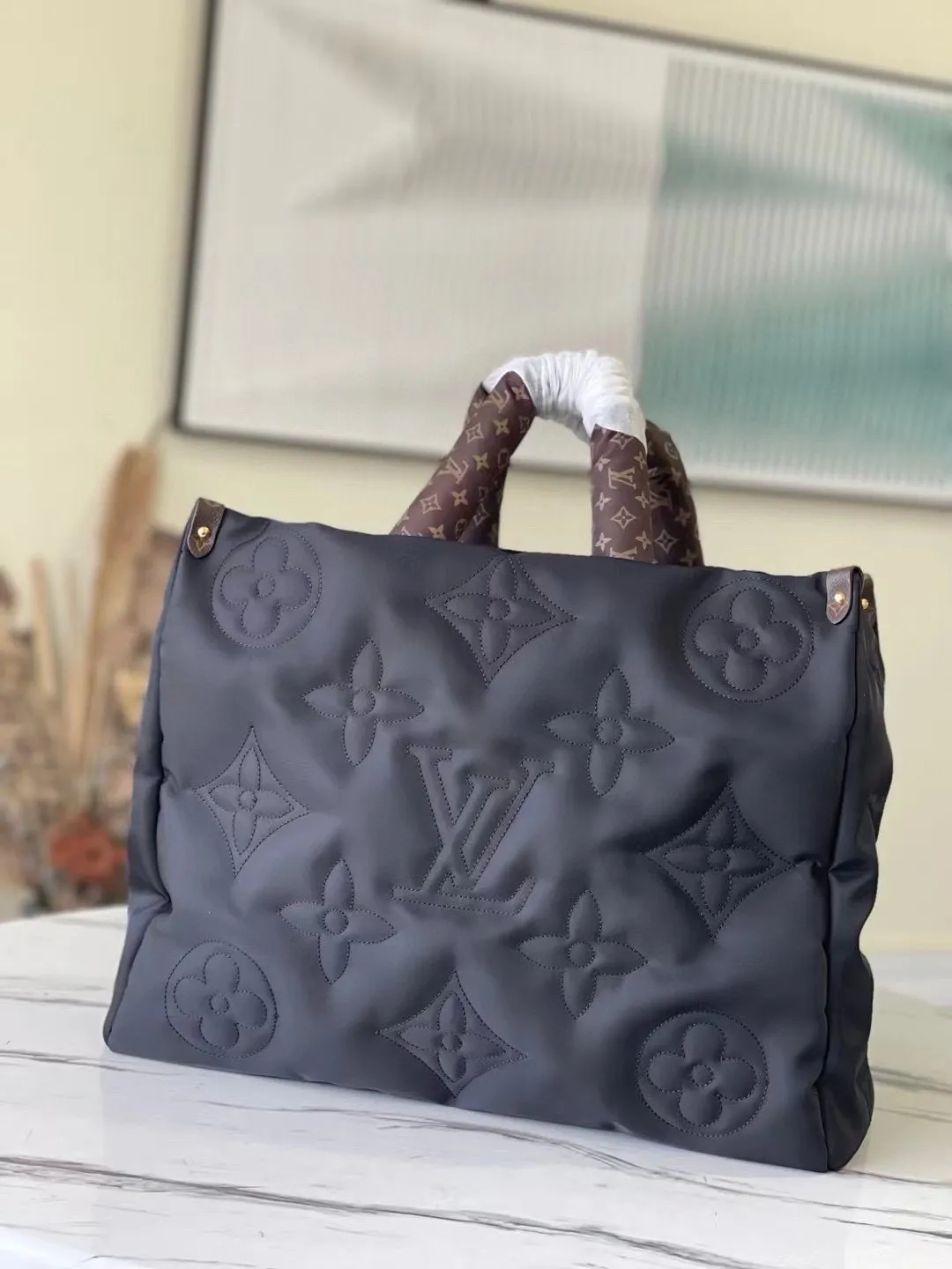💰1220 (top layer leather) top original order M59005 This OnTheGO large handbag is made of Econyl recycled nylon, which declares the EcoDesign action concept. Monogram embroidered pattern combined with padded texture, plenty of space for business, shopping or travel needs. The long shoulder strap and top handle provide multiple ways to carry it comfortably. Dimensions: 41 x 34 x 19 cm