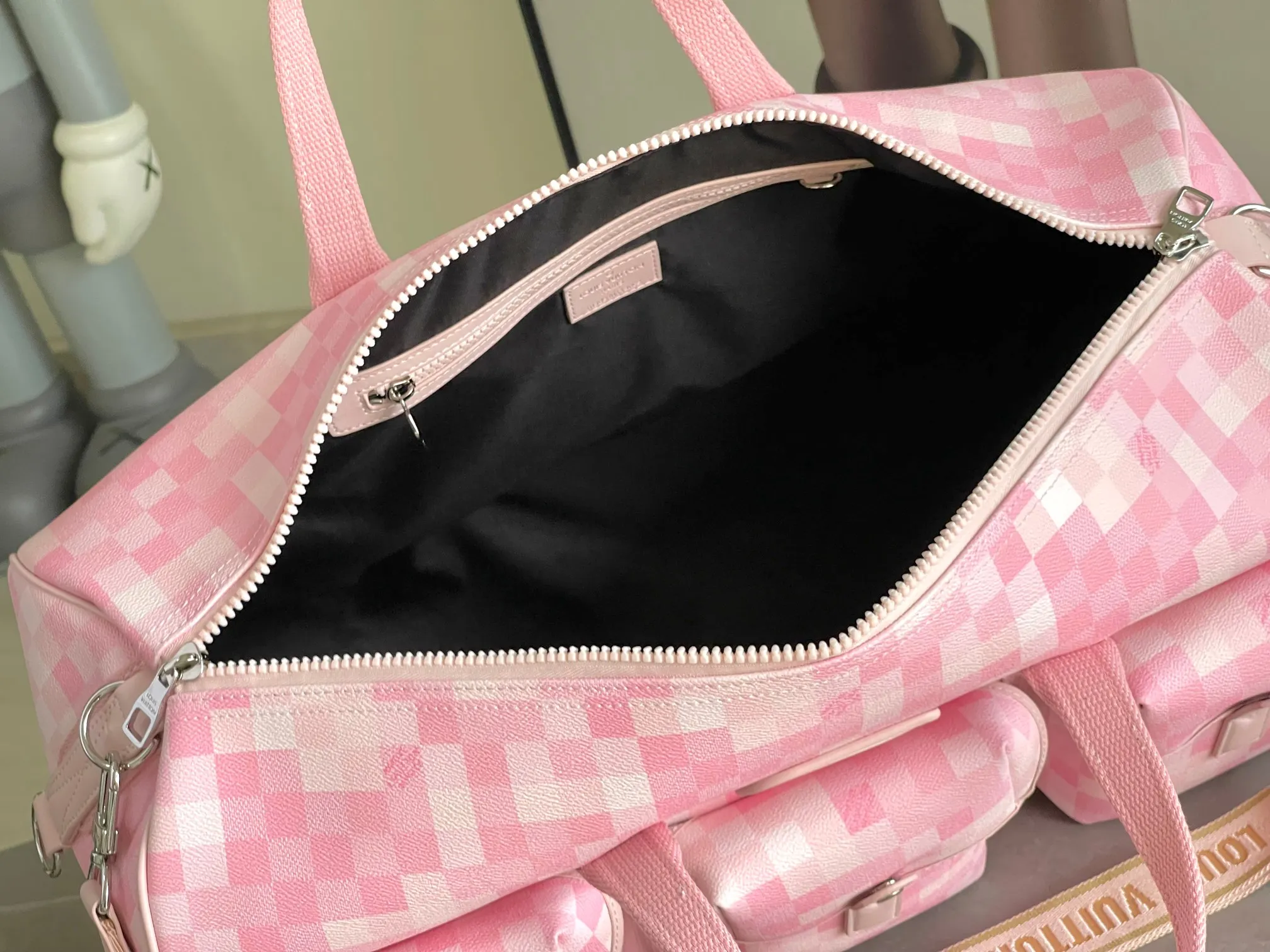 💰1740 Top original model 26128 Virgil Abloh has led the Basketball Keepall 55 travel bag from the brand archives to the basketball court, rendering the NBA logo colors and lines for the classic design. Open the flap to reveal the basketball secured by the inner strap under the grid. 55 x 27 x 20 cm