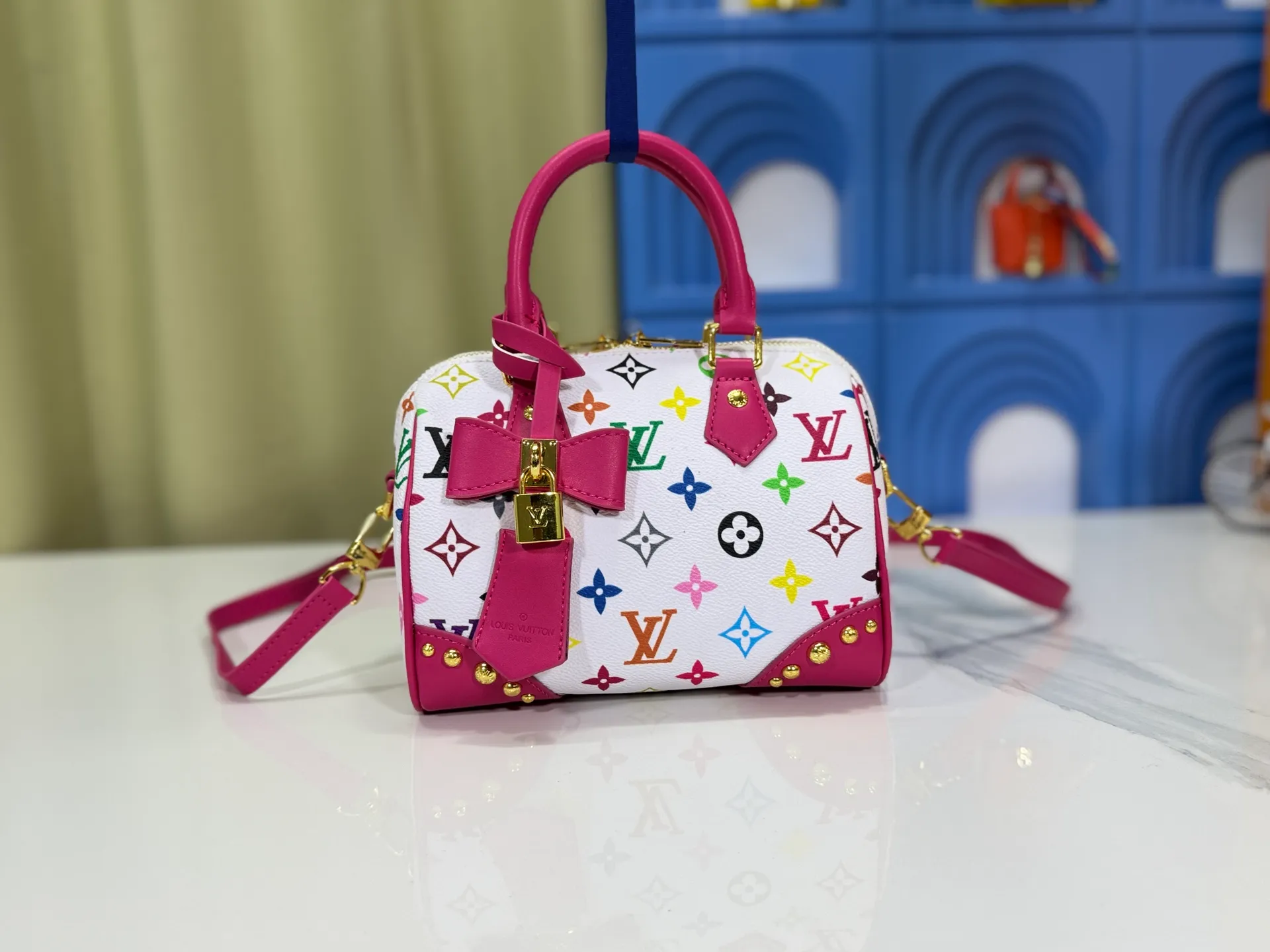 P280 upgraded original M58953 M46234 M46222 Speedy Bandoulière 20 handbag is made of soft coated canvas, and the full-length Monogram pattern is traced in colorful rainbow tones, highlighting the smart style of the Louis Vuitton x Murakami reissue series. The Toron handle and detachable shoulder strap are constructed of cow leather, the metal corners recall classic luggage elements, and the bow-shaped key bag and padlock add brand touches. Dimensions: 20.5 x 13.5 x 12.0 cm (length x height x width)