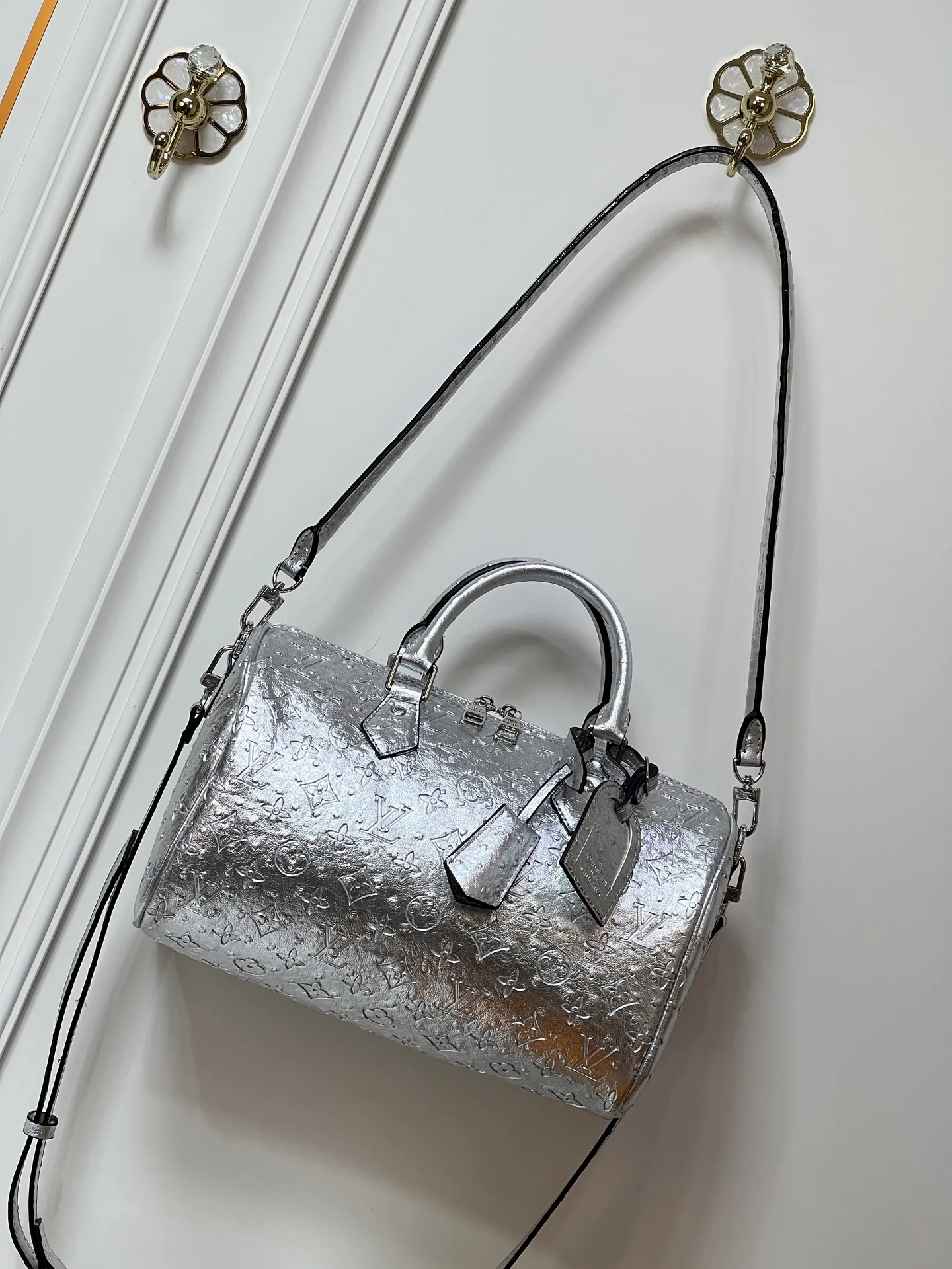 Batch 320💰M89427 M15159 M25766 M13344 This Speedy Soft 30 comes from the LV Travels With Grace Coddlington series. It is made of rich-toned cow leather with gold hardware and a fun cat-shaped key bag. Removable name tag features Grace Coddington's handwriting. Size: 30X21X17 cm