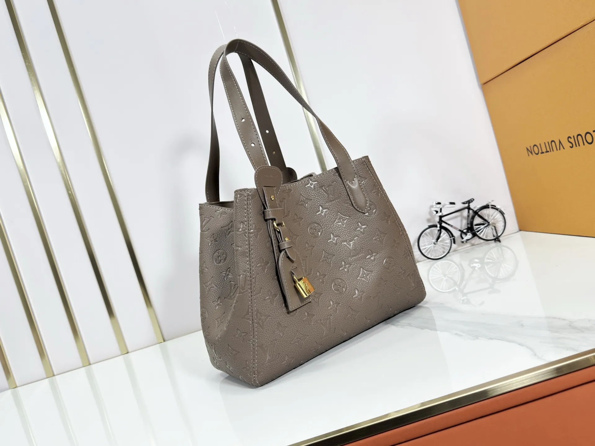 P240 upgraded original M25858 M25888 black M25890 gray All In One small handbag expands the capacity definition of the All-In series and can be transformed into a rounded Hobo handbag or an open tote bag, making it easy to carry daily needs. Monogram Empreinte leather bag with dazzling hardware, LV padlock and nameplate highlight the exquisite details. 40,0