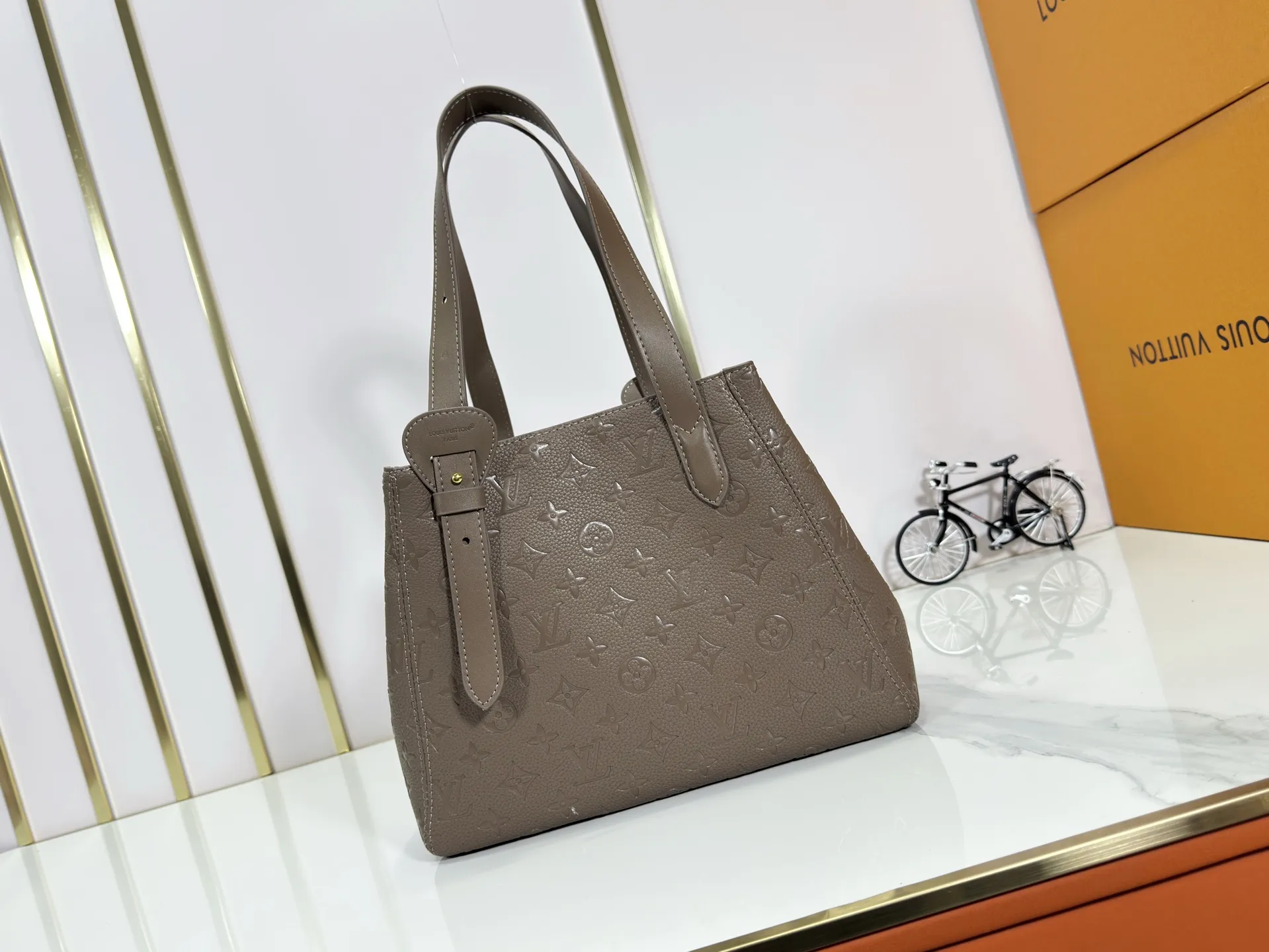 P240 upgraded original M25858 M25888 black M25890 gray All In One small handbag expands the capacity definition of the All-In series and can be transformed into a rounded Hobo handbag or an open tote bag, making it easy to carry daily needs. Monogram Empreinte leather bag with dazzling hardware, LV padlock and nameplate highlight the exquisite details. 40,0