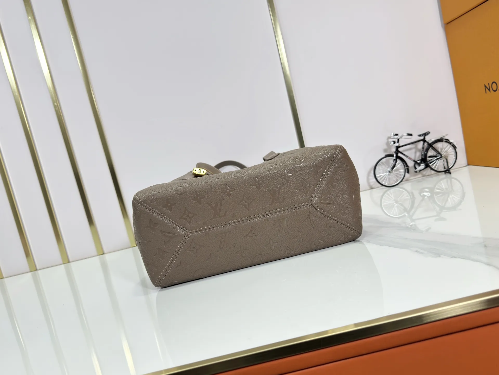 P240 upgraded original M25858 M25888 black M25890 gray All In One small handbag expands the capacity definition of the All-In series and can be transformed into a rounded Hobo handbag or an open tote bag, making it easy to carry daily needs. Monogram Empreinte leather bag with dazzling hardware, LV padlock and nameplate highlight the exquisite details. 40,0