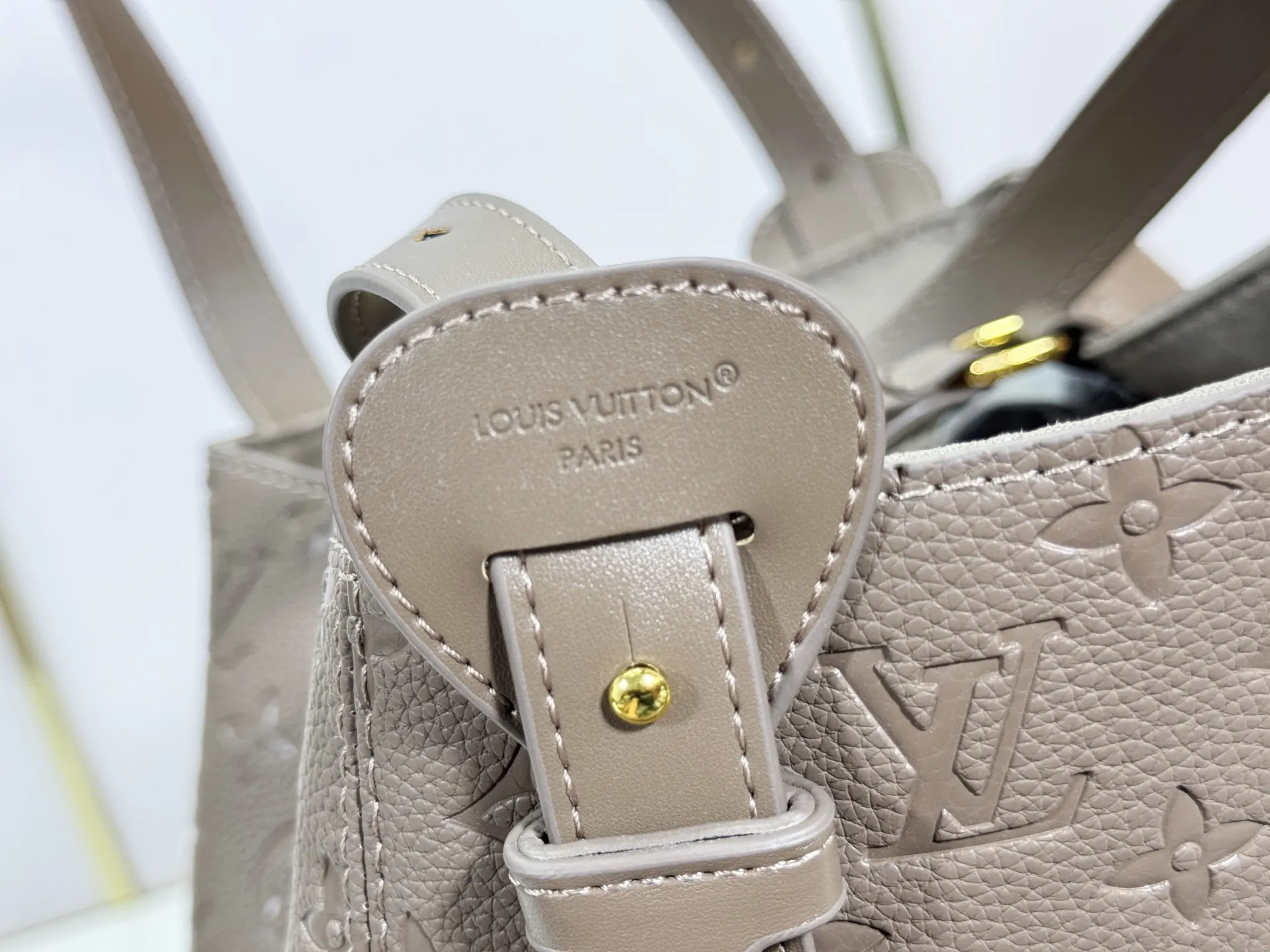 P240 upgraded original M25858 M25888 black M25890 gray All In One small handbag expands the capacity definition of the All-In series and can be transformed into a rounded Hobo handbag or an open tote bag, making it easy to carry daily needs. Monogram Empreinte leather bag with dazzling hardware, LV padlock and nameplate highlight the exquisite details. 40,0