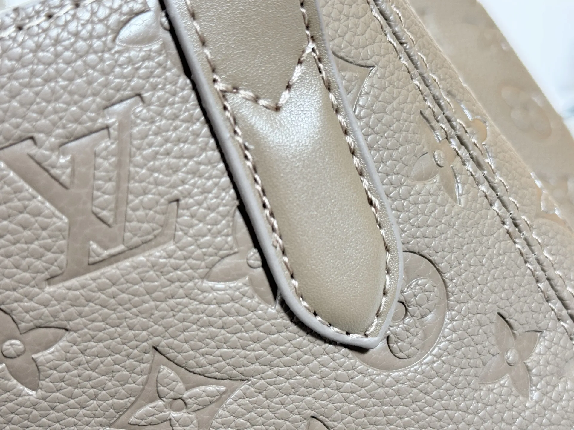 P240 upgraded original M25858 M25888 black M25890 gray All In One small handbag expands the capacity definition of the All-In series and can be transformed into a rounded Hobo handbag or an open tote bag, making it easy to carry daily needs. Monogram Empreinte leather bag with dazzling hardware, LV padlock and nameplate highlight the exquisite details. 40,0