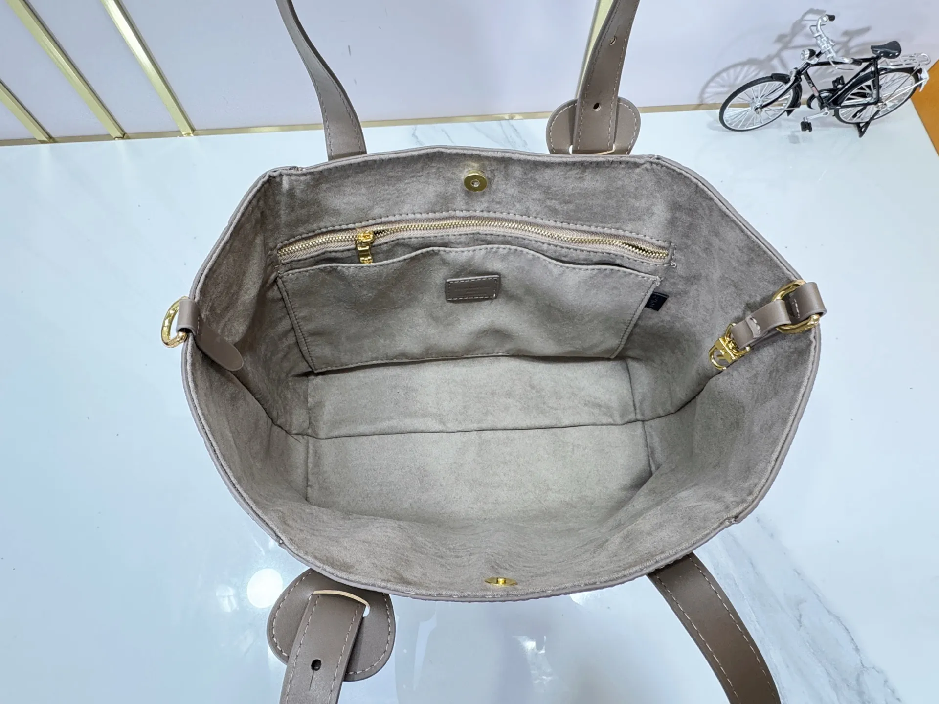 P240 upgraded original M25858 M25888 black M25890 gray All In One small handbag expands the capacity definition of the All-In series and can be transformed into a rounded Hobo handbag or an open tote bag, making it easy to carry daily needs. Monogram Empreinte leather bag with dazzling hardware, LV padlock and nameplate highlight the exquisite details. 40,0