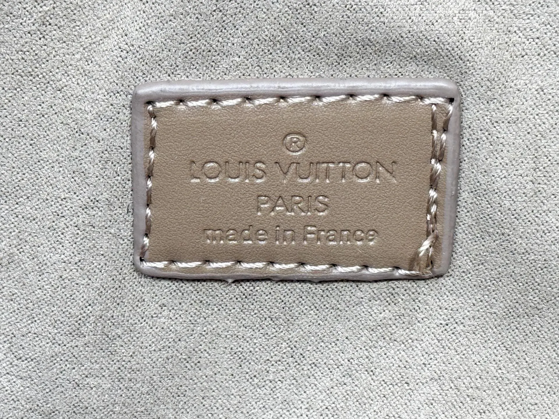 P240 upgraded original M25858 M25888 black M25890 gray All In One small handbag expands the capacity definition of the All-In series and can be transformed into a rounded Hobo handbag or an open tote bag, making it easy to carry daily needs. Monogram Empreinte leather bag with dazzling hardware, LV padlock and nameplate highlight the exquisite details. 40,0