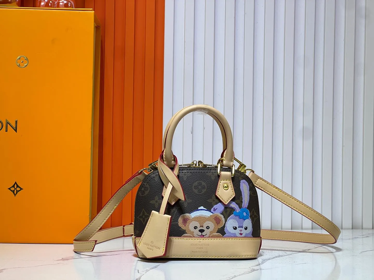 Batch 280💰Upgraded original version [Alma Nano shell handbag] M82717 M90611 mini shell bag Qiqi Stella series New launch Nano Alma handbag Reproduce the nano Alma of the iconic Alma bag with a miniature version. Louis Vuitton's signature Monogram canvas material harmonizes with the natural leather upholstery. Expertly crafted items that combine traditional charm with modern functionality. Opening the double zippers reveals an interior design with surprisingly ample storage space. With two leather handles and an adjustable, removable shoulder strap, it can be styled in a variety of ways.  Dimensions: 18 x 12 x 8 cm