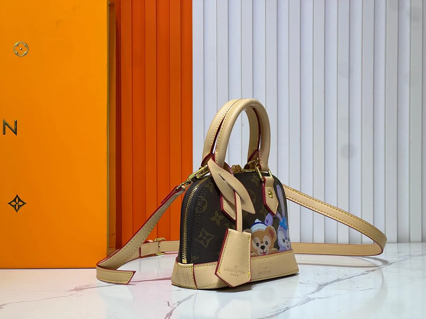 Batch 280💰Upgraded original version [Alma Nano shell handbag] M82717 M90611 mini shell bag Qiqi Stella series New launch Nano Alma handbag Reproduce the nano Alma of the iconic Alma bag with a miniature version. Louis Vuitton's signature Monogram canvas material harmonizes with the natural leather upholstery. Expertly crafted items that combine traditional charm with modern functionality. Opening the double zippers reveals an interior design with surprisingly ample storage space. With two leather handles and an adjustable, removable shoulder strap, it can be styled in a variety of ways.  Dimensions: 18 x 12 x 8 cm