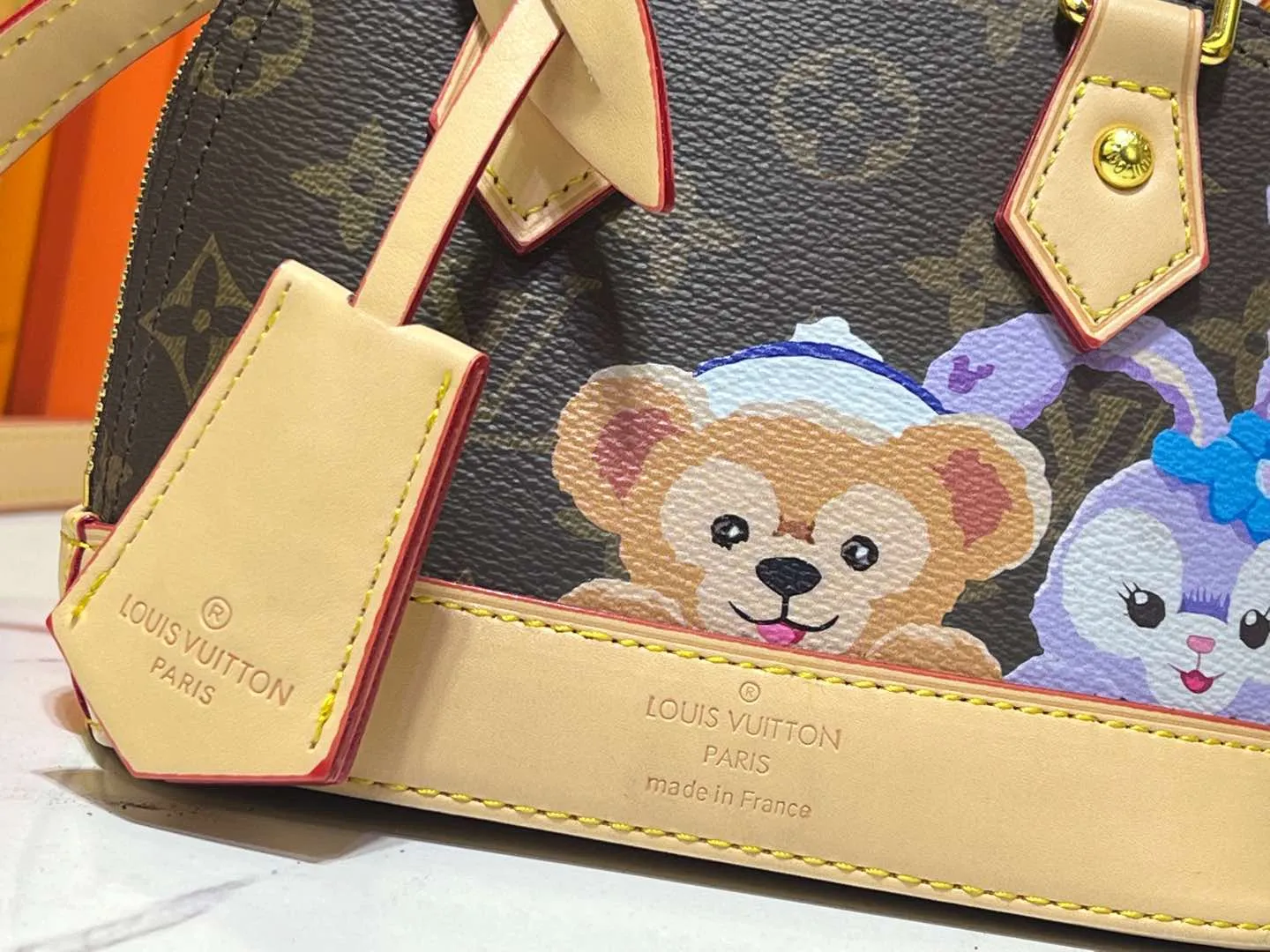 Batch 280💰Upgraded original version [Alma Nano shell handbag] M82717 M90611 mini shell bag Qiqi Stella series New launch Nano Alma handbag Reproduce the nano Alma of the iconic Alma bag with a miniature version. Louis Vuitton's signature Monogram canvas material harmonizes with the natural leather upholstery. Expertly crafted items that combine traditional charm with modern functionality. Opening the double zippers reveals an interior design with surprisingly ample storage space. With two leather handles and an adjustable, removable shoulder strap, it can be styled in a variety of ways.  Dimensions: 18 x 12 x 8 cm