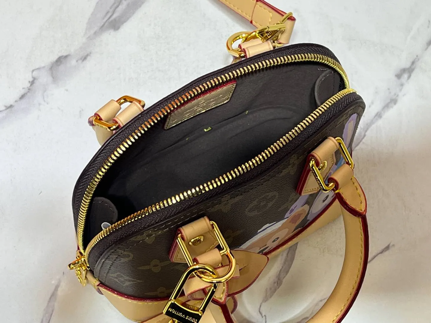 Batch 280💰Upgraded original version [Alma Nano shell handbag] M82717 M90611 mini shell bag Qiqi Stella series New launch Nano Alma handbag Reproduce the nano Alma of the iconic Alma bag with a miniature version. Louis Vuitton's signature Monogram canvas material harmonizes with the natural leather upholstery. Expertly crafted items that combine traditional charm with modern functionality. Opening the double zippers reveals an interior design with surprisingly ample storage space. With two leather handles and an adjustable, removable shoulder strap, it can be styled in a variety of ways.  Dimensions: 18 x 12 x 8 cm