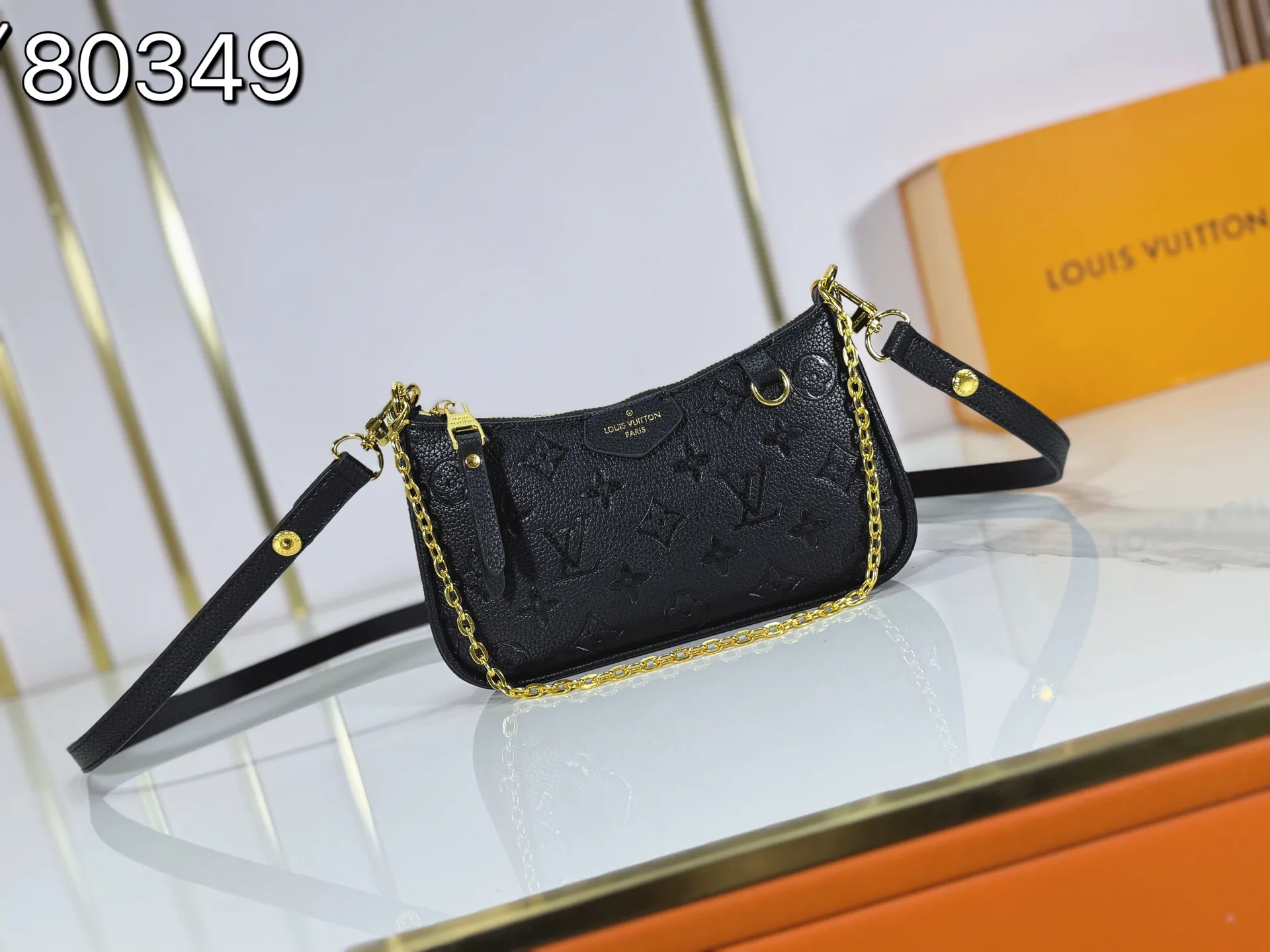 P180 Upgraded original M81066 M80349 M14421 M81862 M13614 This Easy Pouch handbag is decorated with classic Monogram pattern on the leather body and incorporates dazzling metal parts such as D-rings, making it a perfect choice for day and night travel. The compact shape is suitable for daily needs, and the detachable shoulder strap and chain allow for a variety of carrying methods. Dimensions: 19.0 x 11.5 x 3.0 cm (length x height x width)