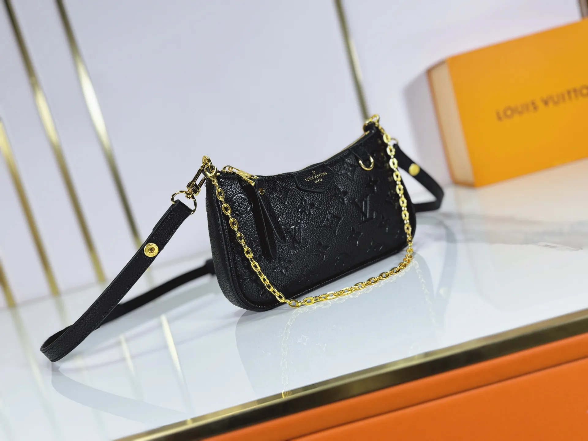 P180 Upgraded original M81066 M80349 M14421 M81862 M13614 This Easy Pouch handbag is decorated with classic Monogram pattern on the leather body and incorporates dazzling metal parts such as D-rings, making it a perfect choice for day and night travel. The compact shape is suitable for daily needs, and the detachable shoulder strap and chain allow for a variety of carrying methods. Dimensions: 19.0 x 11.5 x 3.0 cm (length x height x width)