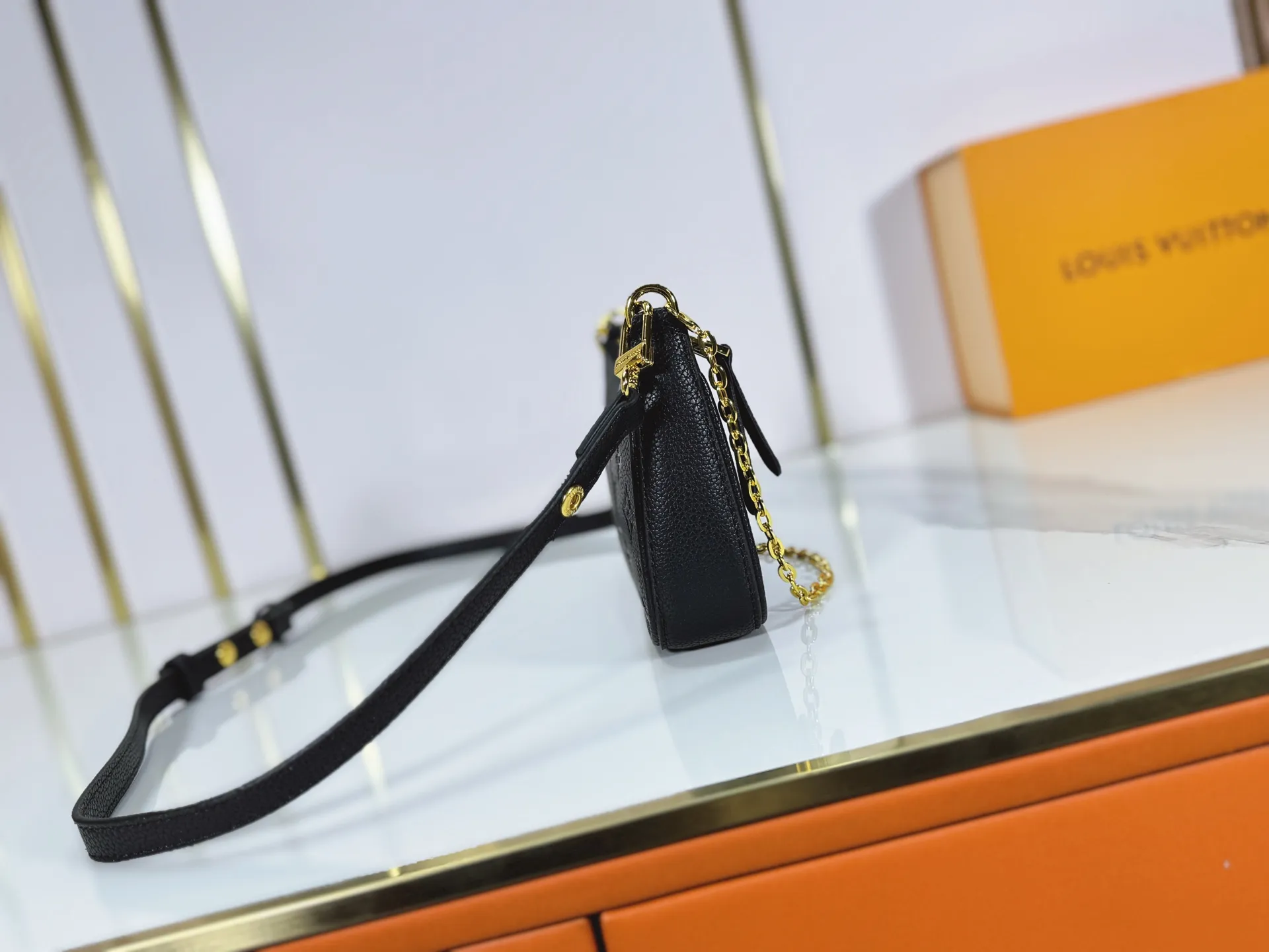 P180 Upgraded original M81066 M80349 M14421 M81862 M13614 This Easy Pouch handbag is decorated with classic Monogram pattern on the leather body and incorporates dazzling metal parts such as D-rings, making it a perfect choice for day and night travel. The compact shape is suitable for daily needs, and the detachable shoulder strap and chain allow for a variety of carrying methods. Dimensions: 19.0 x 11.5 x 3.0 cm (length x height x width)