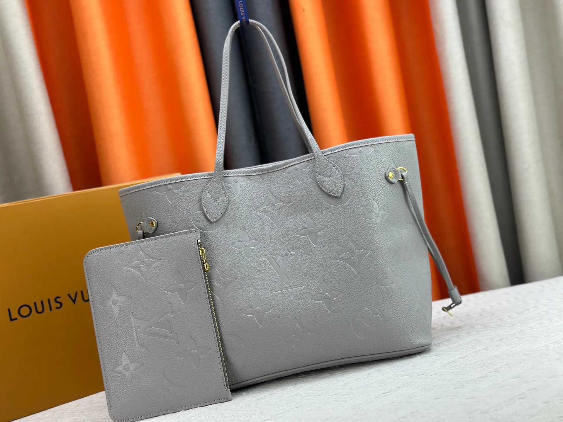 P220 Upgraded original M14210 M45686 M46649 M58907 M46329 M21579 M45685 M46676 M40995 This Neverfull medium handbag uses embossing and printing processes to depict the Monogram pattern on the cow leather. Tighten the side straps and the tote instantly transforms into an elegant urban handbag; the long handle makes it easy to carry over the shoulder or elbow. 31.0 x 28.0 x 14.0 cm (length x height x width)