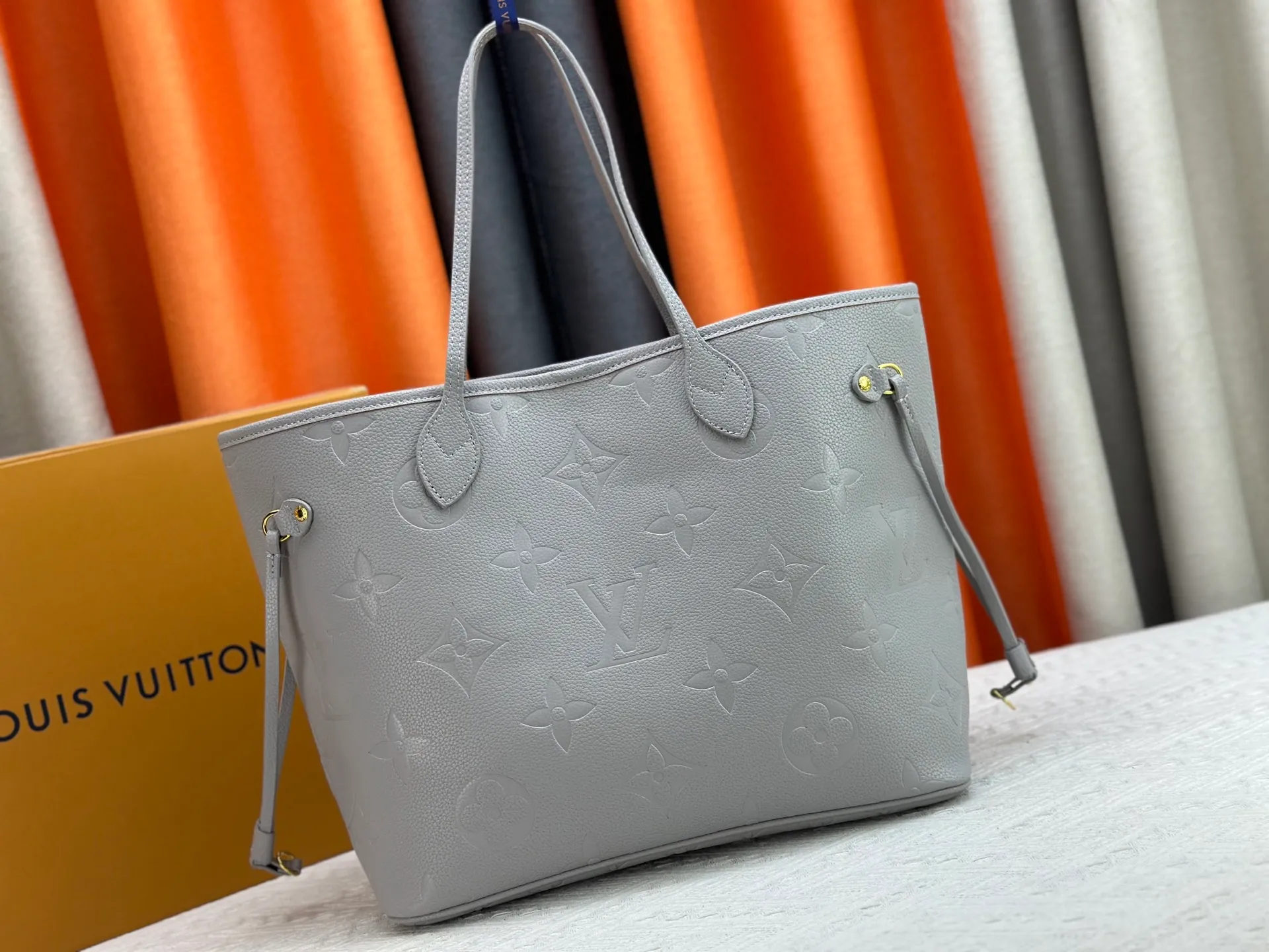 P220 Upgraded original M14210 M45686 M46649 M58907 M46329 M21579 M45685 M46676 M40995 This Neverfull medium handbag uses embossing and printing processes to depict the Monogram pattern on the cow leather. Tighten the side straps and the tote instantly transforms into an elegant urban handbag; the long handle makes it easy to carry over the shoulder or elbow. 31.0 x 28.0 x 14.0 cm (length x height x width)