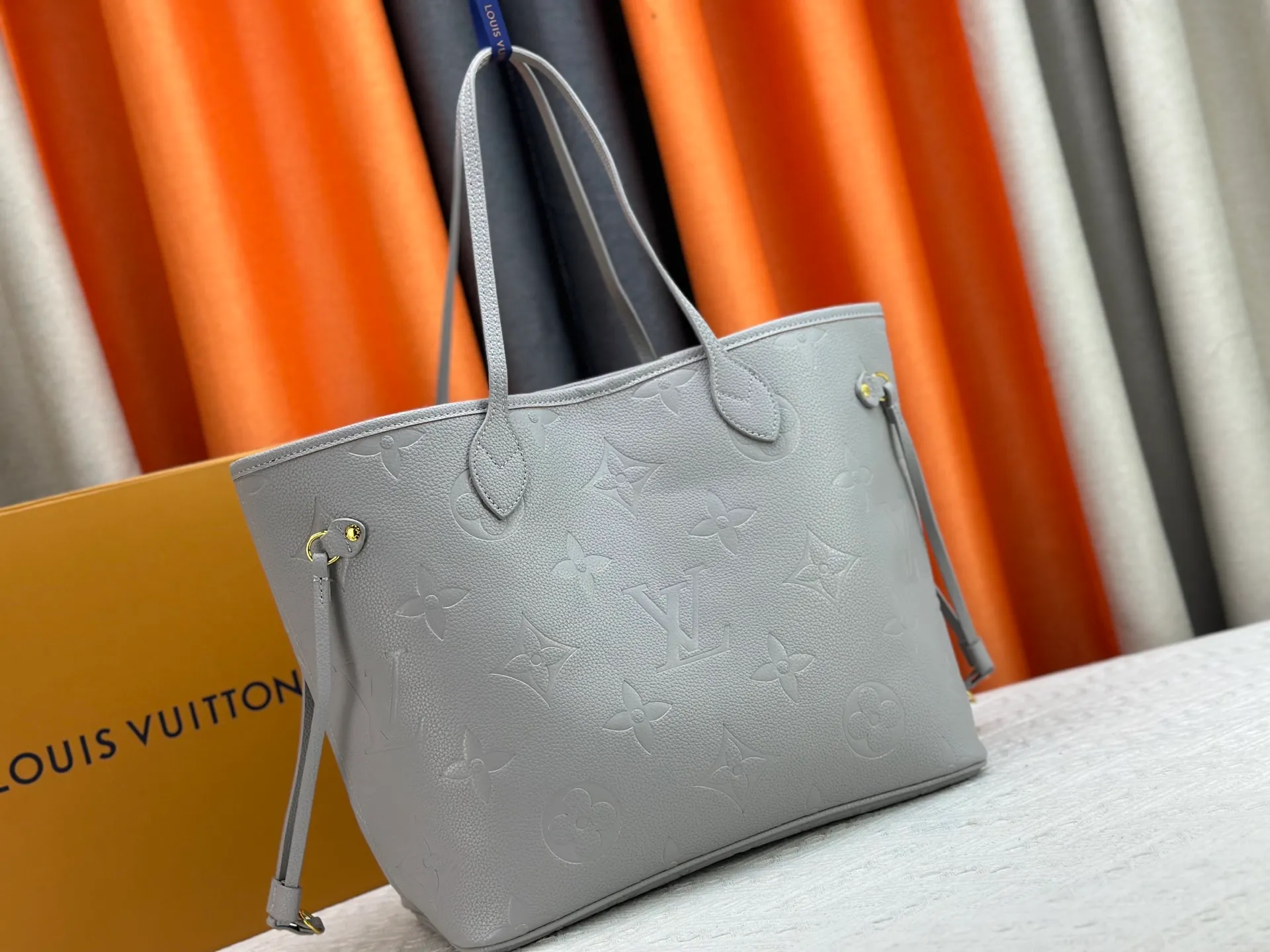 P220 Upgraded original M14210 M45686 M46649 M58907 M46329 M21579 M45685 M46676 M40995 This Neverfull medium handbag uses embossing and printing processes to depict the Monogram pattern on the cow leather. Tighten the side straps and the tote instantly transforms into an elegant urban handbag; the long handle makes it easy to carry over the shoulder or elbow. 31.0 x 28.0 x 14.0 cm (length x height x width)