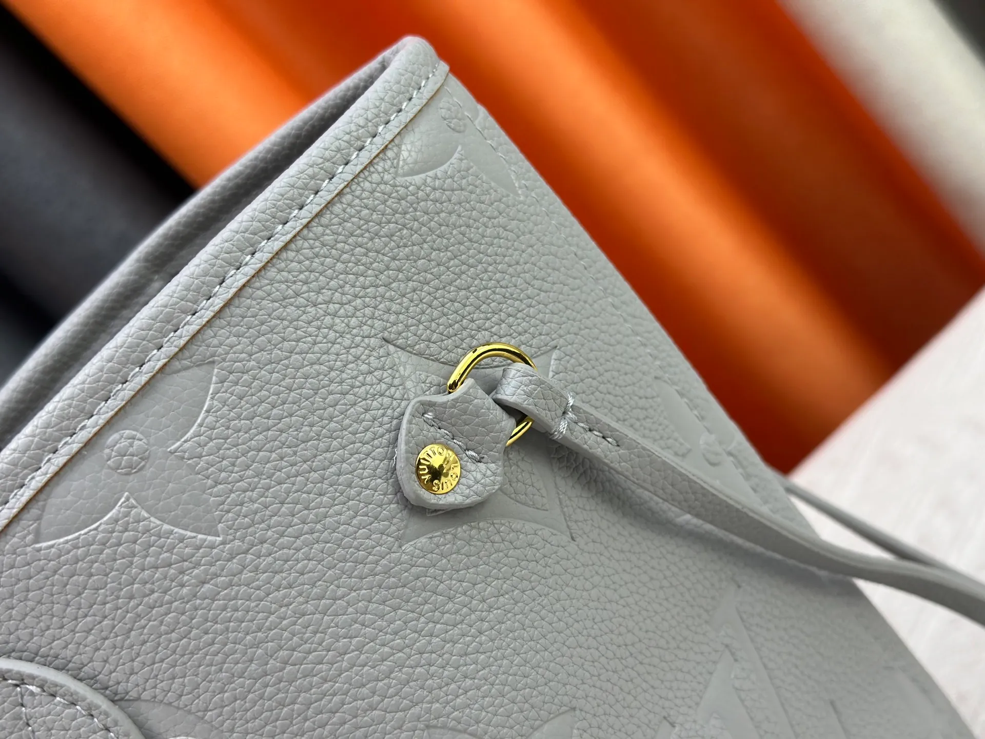 P220 Upgraded original M14210 M45686 M46649 M58907 M46329 M21579 M45685 M46676 M40995 This Neverfull medium handbag uses embossing and printing processes to depict the Monogram pattern on the cow leather. Tighten the side straps and the tote instantly transforms into an elegant urban handbag; the long handle makes it easy to carry over the shoulder or elbow. 31.0 x 28.0 x 14.0 cm (length x height x width)