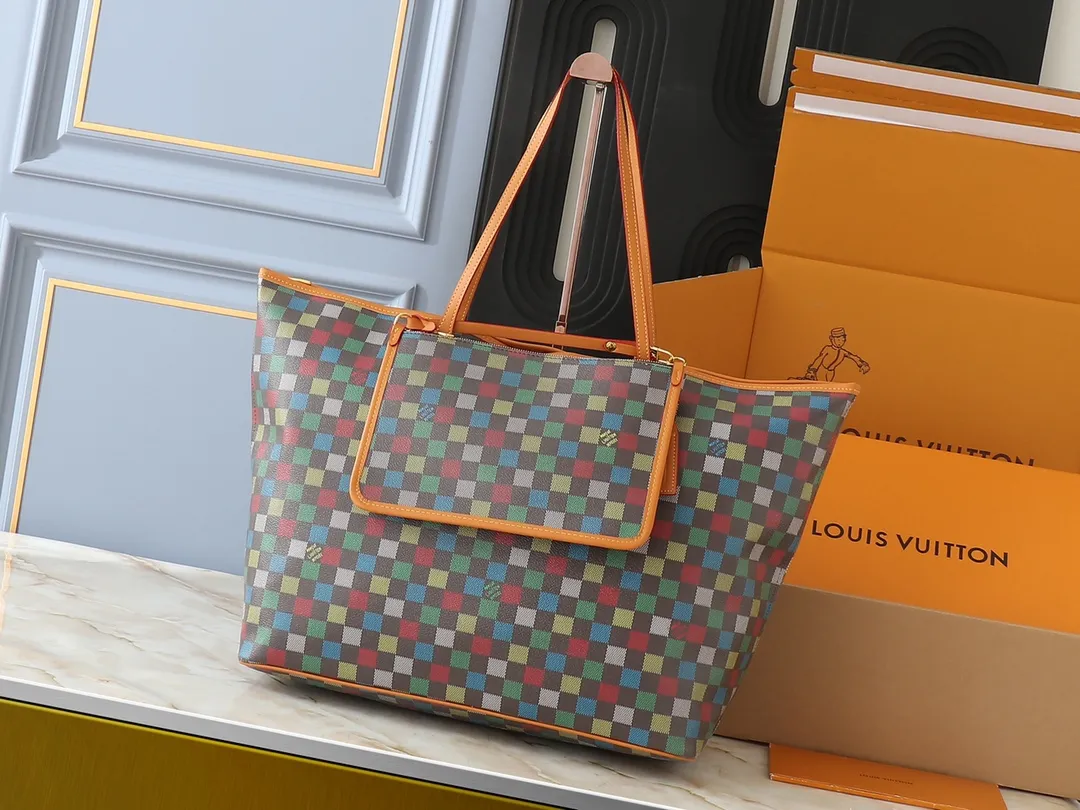 💰260💰Upgraded original M00191 M00155 This Sac Plat Soft tote bag continues creative director Pharrell Wiliams’ new interpretation of the Damier pattern, presenting a soft structure in bright colors. The elegant zipper ensures safe access, and the long and short handles allow for hand-carrying and shoulder-carrying options. Size: 42cm