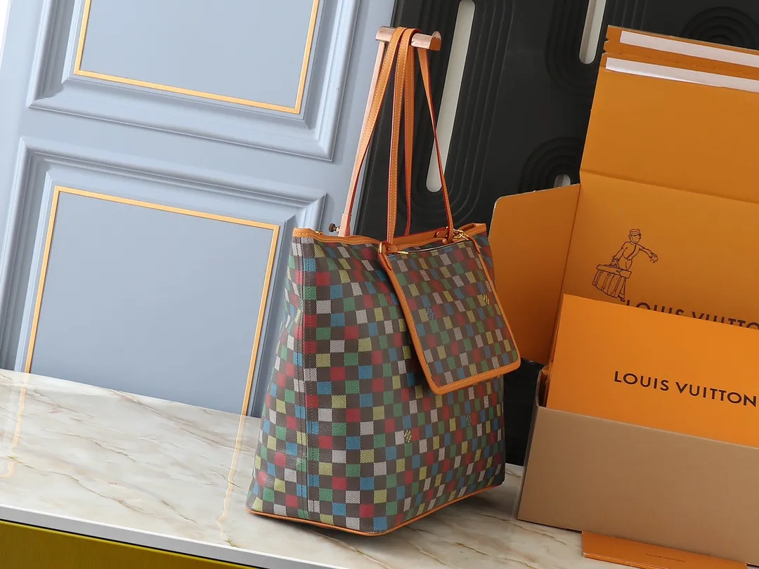 💰260💰Upgraded original M00191 M00155 This Sac Plat Soft tote bag continues creative director Pharrell Wiliams’ new interpretation of the Damier pattern, presenting a soft structure in bright colors. The elegant zipper ensures safe access, and the long and short handles allow for hand-carrying and shoulder-carrying options. Size: 42cm