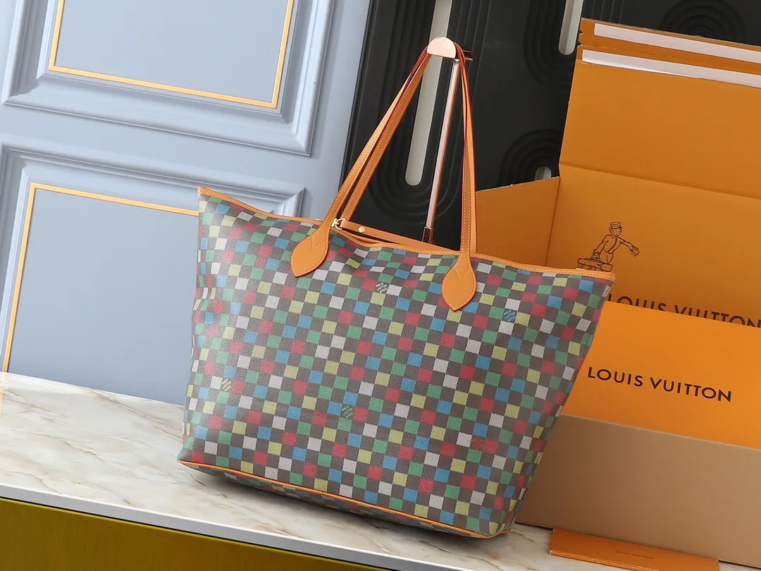 💰260💰Upgraded original M00191 M00155 This Sac Plat Soft tote bag continues creative director Pharrell Wiliams’ new interpretation of the Damier pattern, presenting a soft structure in bright colors. The elegant zipper ensures safe access, and the long and short handles allow for hand-carrying and shoulder-carrying options. Size: 42cm