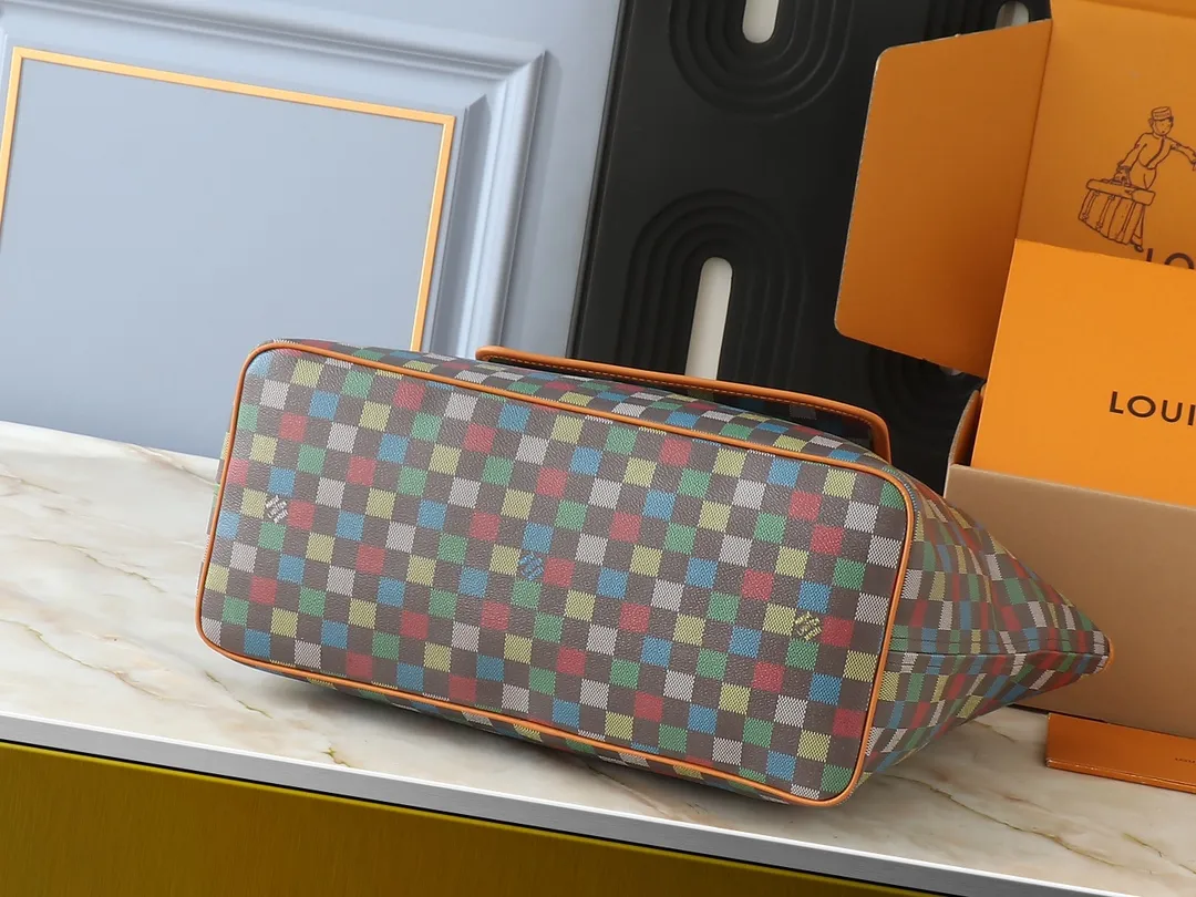 💰260💰Upgraded original M00191 M00155 This Sac Plat Soft tote bag continues creative director Pharrell Wiliams’ new interpretation of the Damier pattern, presenting a soft structure in bright colors. The elegant zipper ensures safe access, and the long and short handles allow for hand-carrying and shoulder-carrying options. Size: 42cm