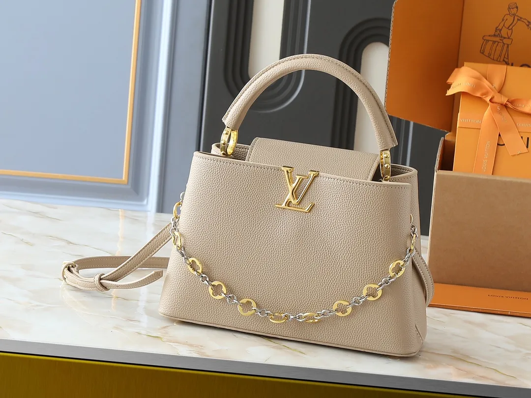 💰420💰Guangzhou goods Upgraded original M12935 M12936 M12937 M12938 This Capucines medium handbag is from the Chain On You series, using Taurillon cow leather to focus on the brand's ingenuity and fine craftsmanship. The jewelry-style double-plated chain is embellished with Monogram flowers, while rounded LV letters and hardware add sophisticated touches. Whether worn cross-body, hand-carried or shoulder-carried, it can display elegant style. Dimensions: 31.5 x 20.0 x 11.0 cm (length x height x width)