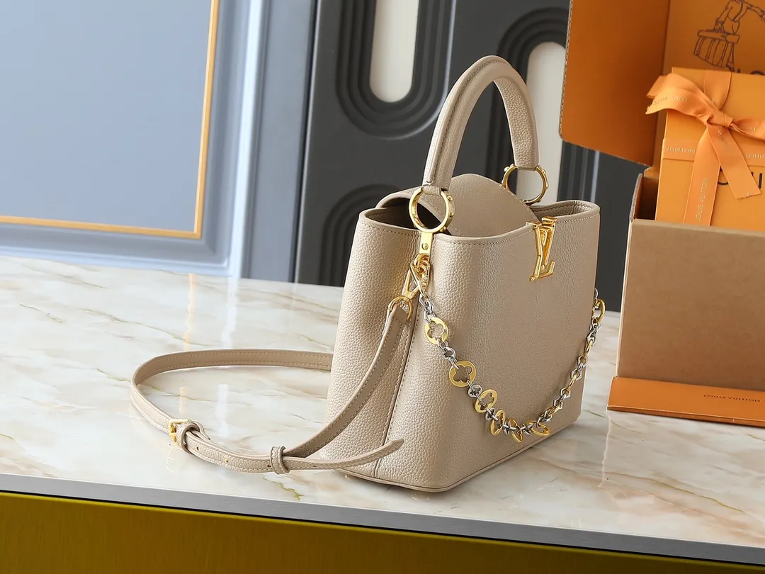 💰420💰Guangzhou goods Upgraded original M12935 M12936 M12937 M12938 This Capucines medium handbag is from the Chain On You series, using Taurillon cow leather to focus on the brand's ingenuity and fine craftsmanship. The jewelry-style double-plated chain is embellished with Monogram flowers, while rounded LV letters and hardware add sophisticated touches. Whether worn cross-body, hand-carried or shoulder-carried, it can display elegant style. Dimensions: 31.5 x 20.0 x 11.0 cm (length x height x width)