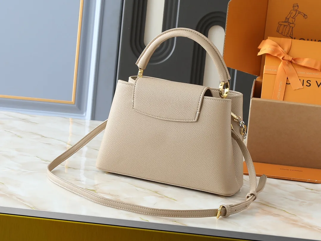 💰420💰Guangzhou goods Upgraded original M12935 M12936 M12937 M12938 This Capucines medium handbag is from the Chain On You series, using Taurillon cow leather to focus on the brand's ingenuity and fine craftsmanship. The jewelry-style double-plated chain is embellished with Monogram flowers, while rounded LV letters and hardware add sophisticated touches. Whether worn cross-body, hand-carried or shoulder-carried, it can display elegant style. Dimensions: 31.5 x 20.0 x 11.0 cm (length x height x width)