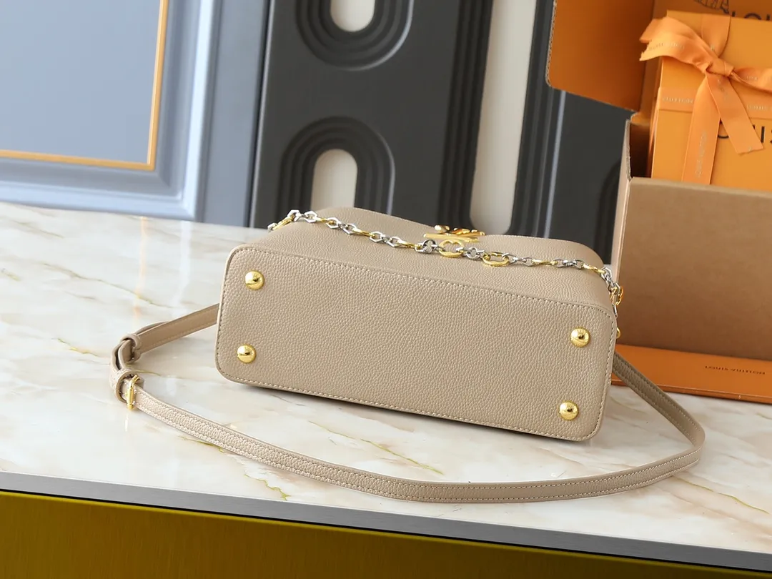 💰420💰Guangzhou goods Upgraded original M12935 M12936 M12937 M12938 This Capucines medium handbag is from the Chain On You series, using Taurillon cow leather to focus on the brand's ingenuity and fine craftsmanship. The jewelry-style double-plated chain is embellished with Monogram flowers, while rounded LV letters and hardware add sophisticated touches. Whether worn cross-body, hand-carried or shoulder-carried, it can display elegant style. Dimensions: 31.5 x 20.0 x 11.0 cm (length x height x width)