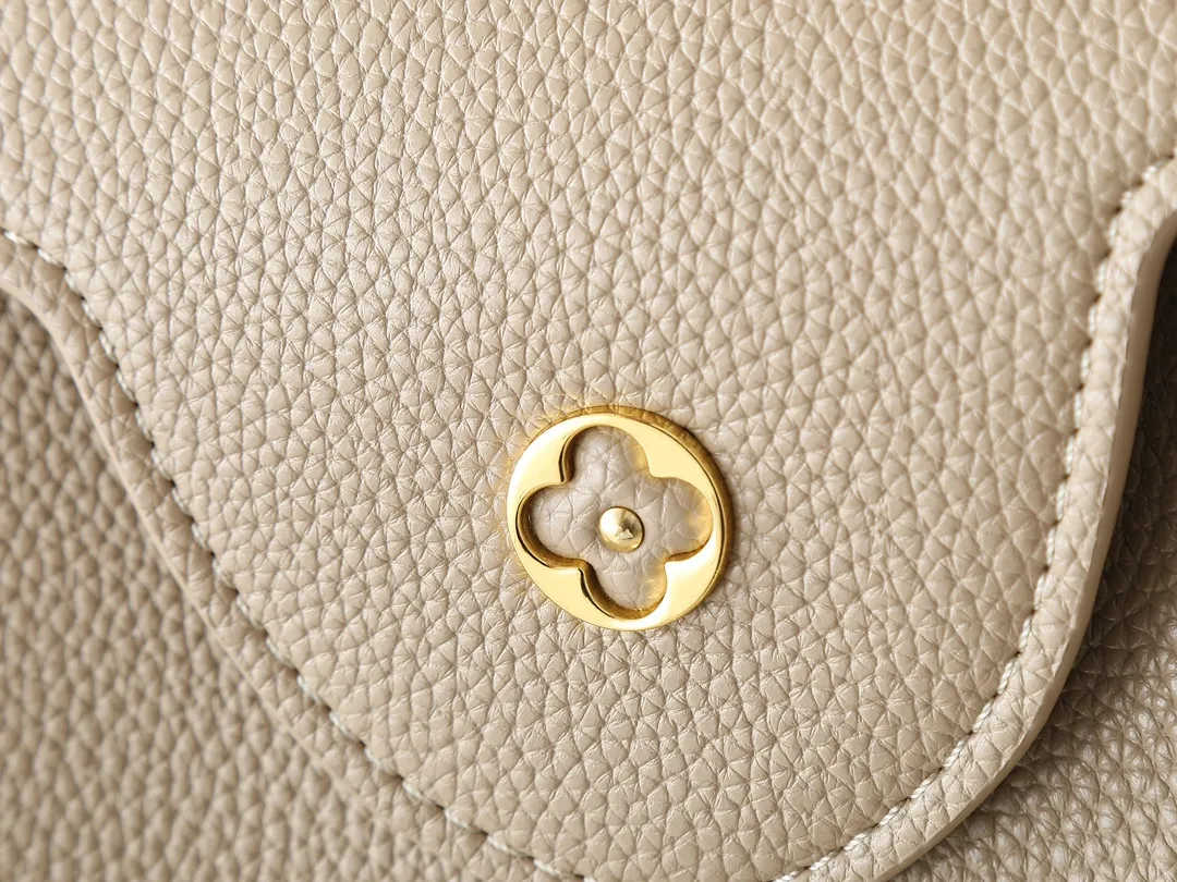 💰420💰Guangzhou goods Upgraded original M12935 M12936 M12937 M12938 This Capucines medium handbag is from the Chain On You series, using Taurillon cow leather to focus on the brand's ingenuity and fine craftsmanship. The jewelry-style double-plated chain is embellished with Monogram flowers, while rounded LV letters and hardware add sophisticated touches. Whether worn cross-body, hand-carried or shoulder-carried, it can display elegant style. Dimensions: 31.5 x 20.0 x 11.0 cm (length x height x width)