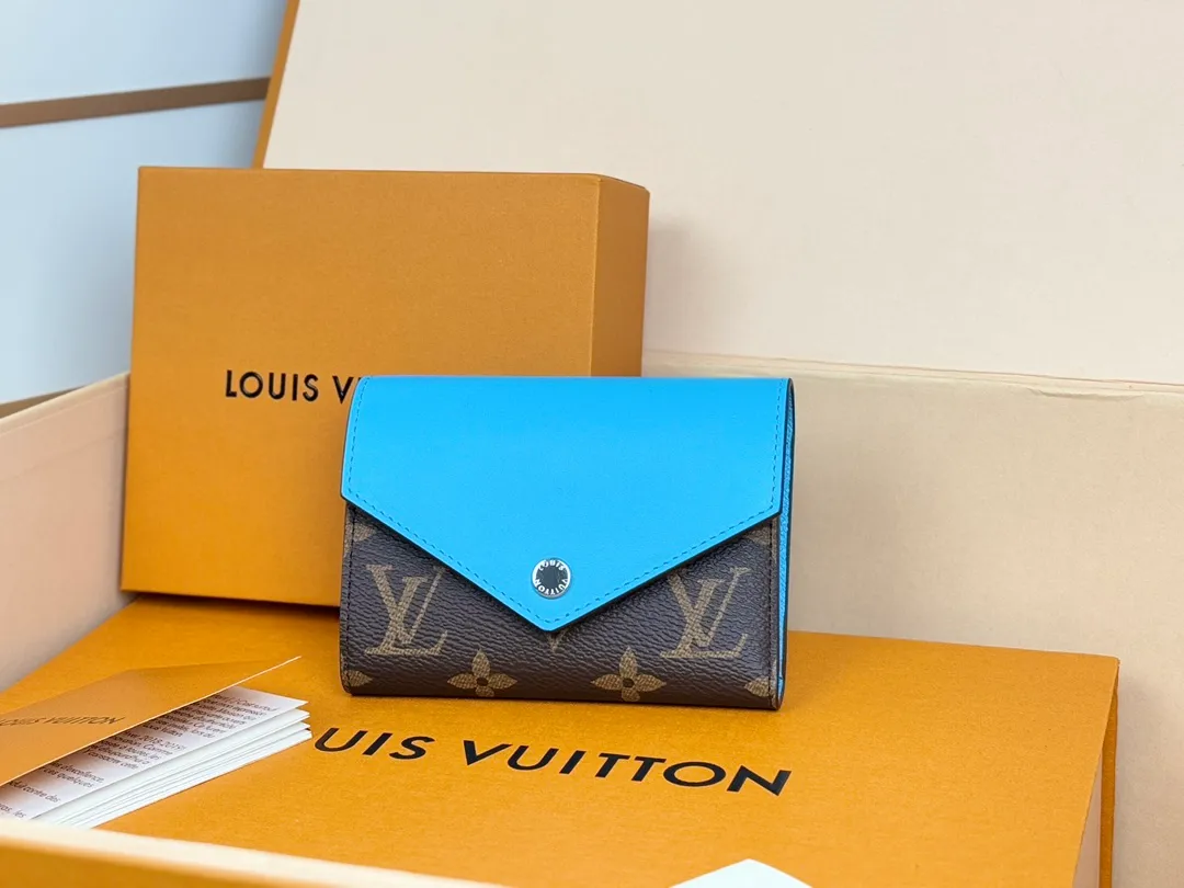 Factory price 320 [Top original order] M12885 blue new wallet, 30% off on beanie models M12390 yellow, M12387 bright red, M12885 bright red, M12392 rose red. Inspired by the archives of Louis Verton, "Portouille Victorine" has been updated with new colors unique to this season. Featuring a silver shutter button on a signature monolithic canvas, it's the ideal statement item for organizing and storing valuables. Dimensions: 12 x 9.5 x 2.5 cm.
