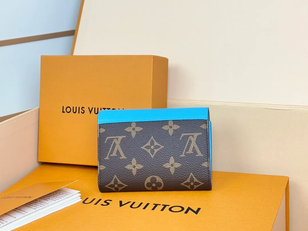 Factory price 320 [Top original order] M12885 blue new wallet, 30% off on beanie models M12390 yellow, M12387 bright red, M12885 bright red, M12392 rose red. Inspired by the archives of Louis Verton, "Portouille Victorine" has been updated with new colors unique to this season. Featuring a silver shutter button on a signature monolithic canvas, it's the ideal statement item for organizing and storing valuables. Dimensions: 12 x 9.5 x 2.5 cm.