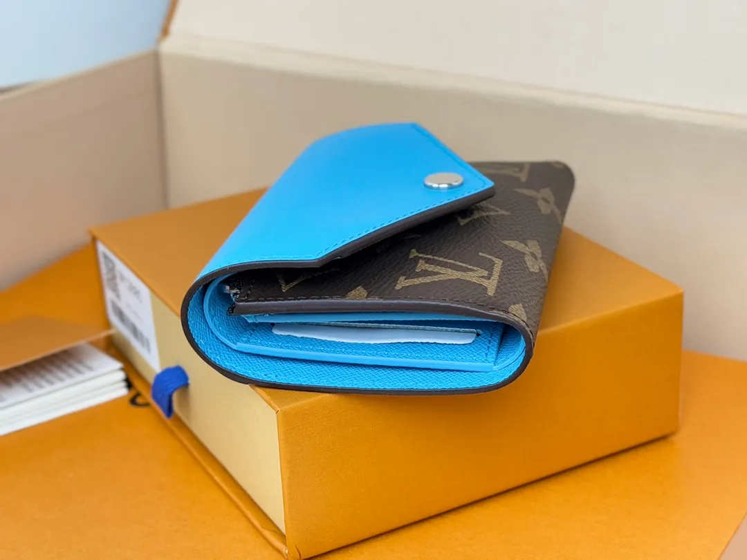 Factory price 320 [Top original order] M12885 blue new wallet, 30% off on beanie models M12390 yellow, M12387 bright red, M12885 bright red, M12392 rose red. Inspired by the archives of Louis Verton, "Portouille Victorine" has been updated with new colors unique to this season. Featuring a silver shutter button on a signature monolithic canvas, it's the ideal statement item for organizing and storing valuables. Dimensions: 12 x 9.5 x 2.5 cm.