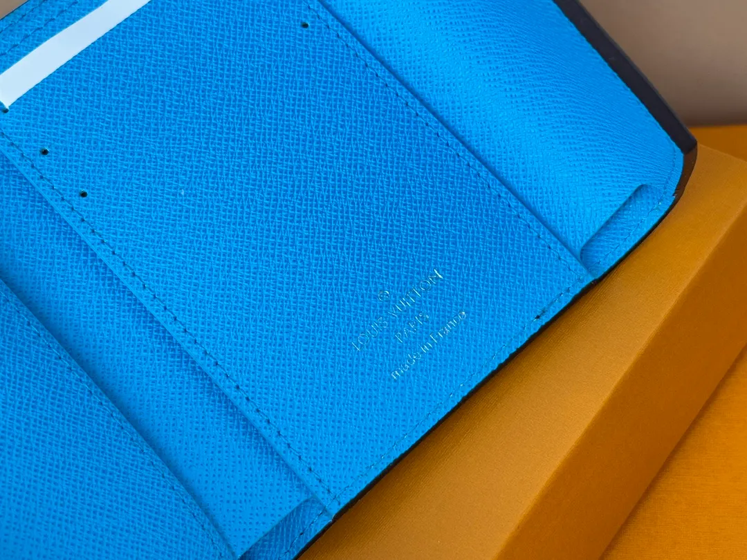 Factory price 320 [Top original order] M12885 blue new wallet, 30% off on beanie models M12390 yellow, M12387 bright red, M12885 bright red, M12392 rose red. Inspired by the archives of Louis Verton, "Portouille Victorine" has been updated with new colors unique to this season. Featuring a silver shutter button on a signature monolithic canvas, it's the ideal statement item for organizing and storing valuables. Dimensions: 12 x 9.5 x 2.5 cm.