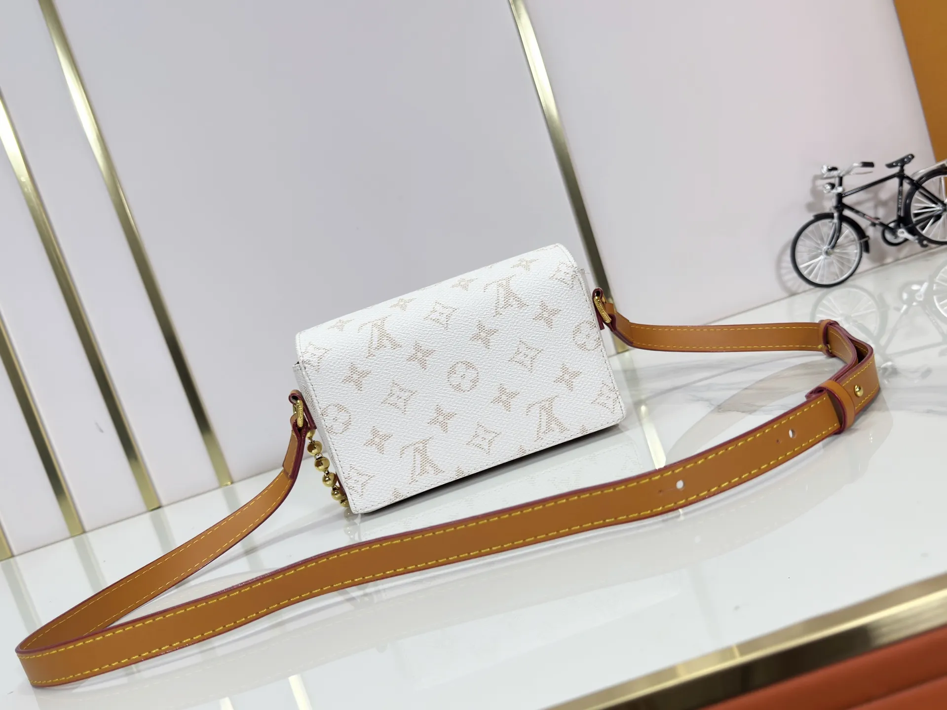 P220 Upgraded original M14738 This Steamer mini handbag is made of Monogram canvas, with distressed cow leather trim and dazzling metal parts. The new square lock snaps back to Pharrell Williams' signature Damier pattern, the delicate key connects to the intricate beaded chain, and the adjustable shoulder strap allows for shoulder or cross-body wear. Dimensions: 18 × 11 × 6.5 cm