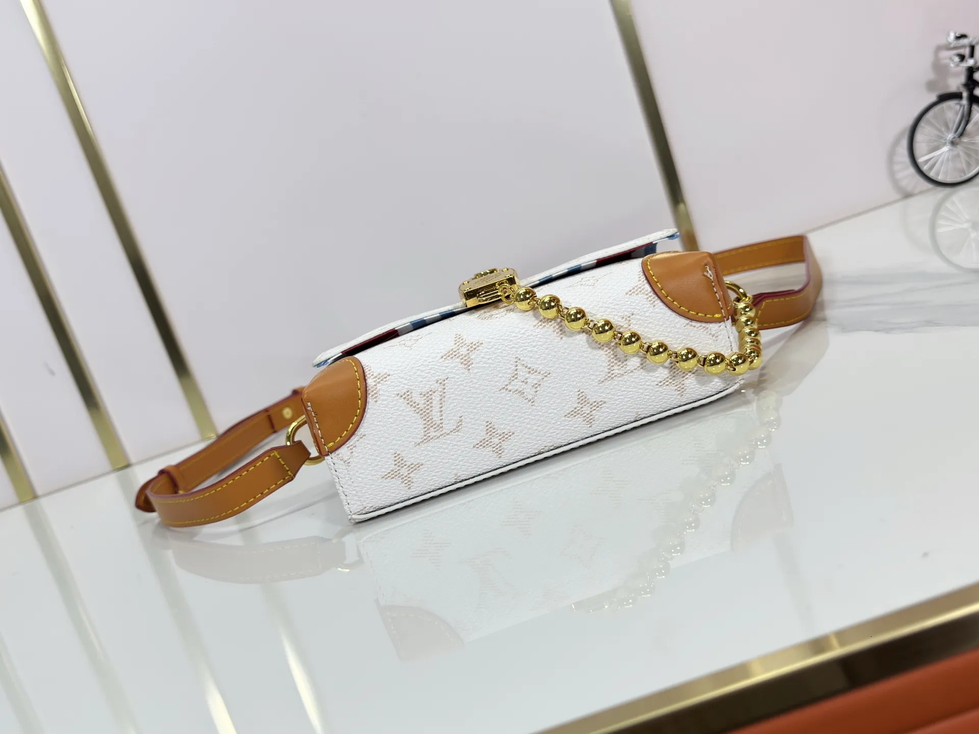 P220 Upgraded original M14738 This Steamer mini handbag is made of Monogram canvas, with distressed cow leather trim and dazzling metal parts. The new square lock snaps back to Pharrell Williams' signature Damier pattern, the delicate key connects to the intricate beaded chain, and the adjustable shoulder strap allows for shoulder or cross-body wear. Dimensions: 18 × 11 × 6.5 cm