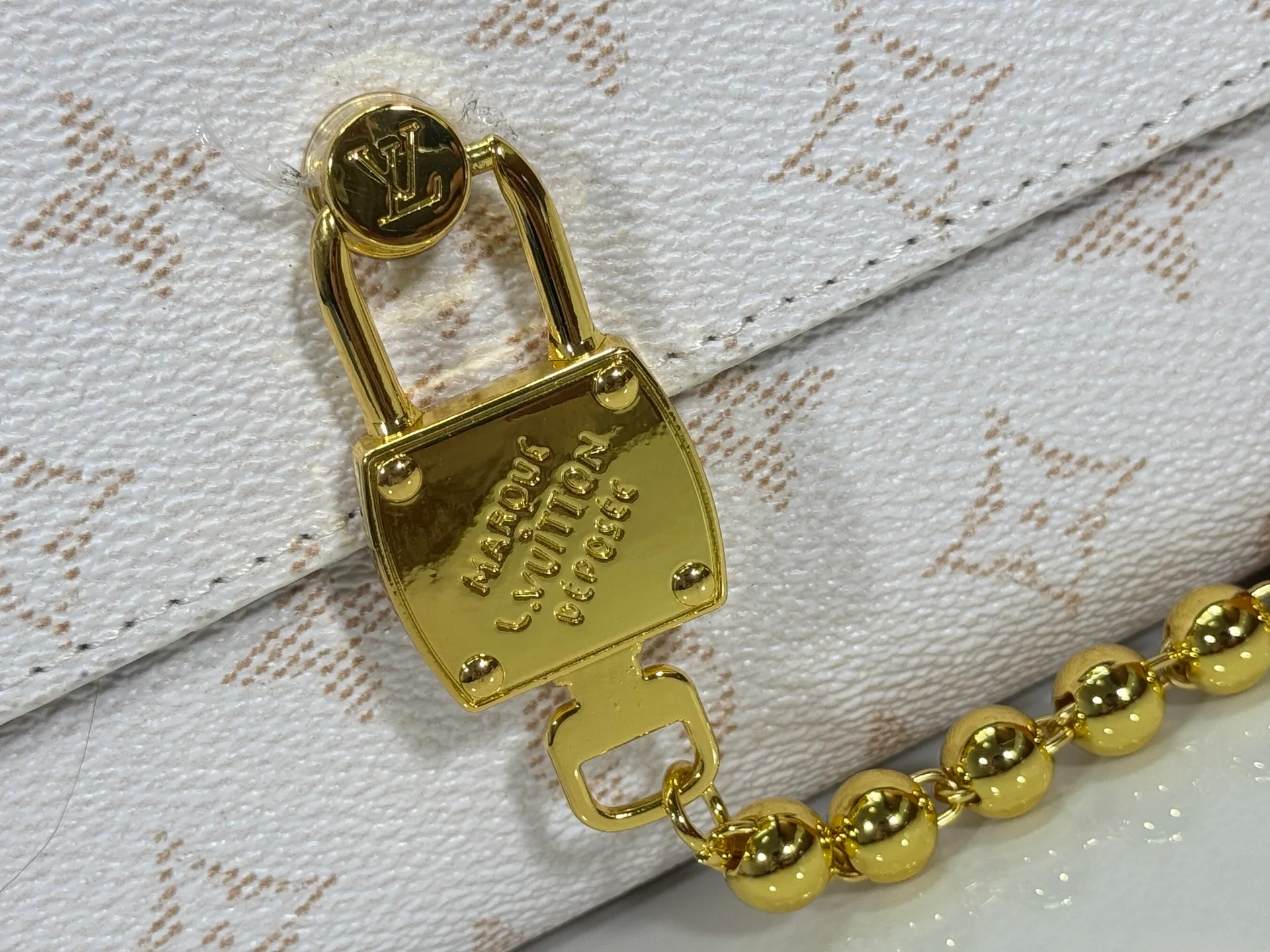 P220 Upgraded original M14738 This Steamer mini handbag is made of Monogram canvas, with distressed cow leather trim and dazzling metal parts. The new square lock snaps back to Pharrell Williams' signature Damier pattern, the delicate key connects to the intricate beaded chain, and the adjustable shoulder strap allows for shoulder or cross-body wear. Dimensions: 18 × 11 × 6.5 cm