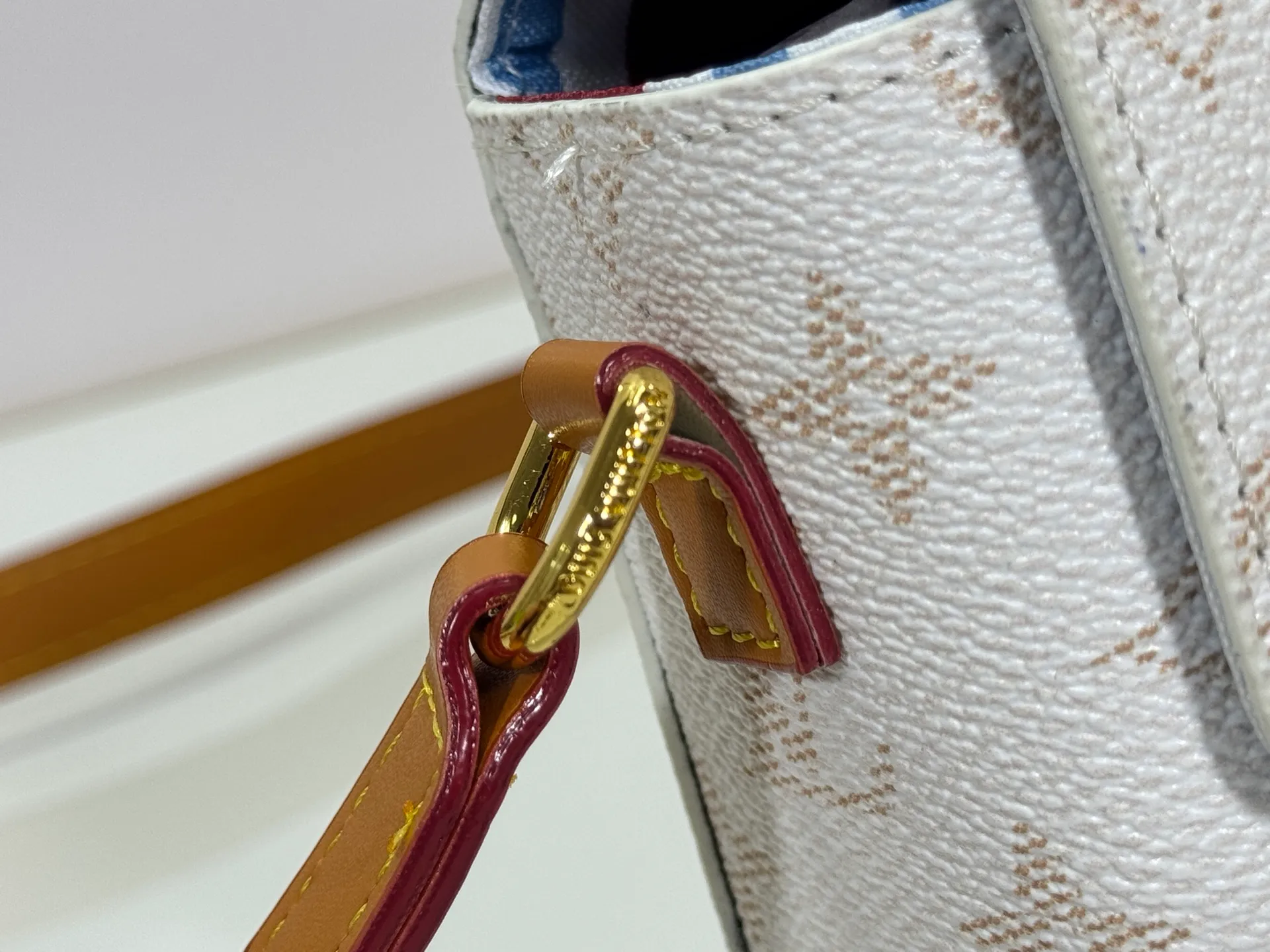 P220 Upgraded original M14738 This Steamer mini handbag is made of Monogram canvas, with distressed cow leather trim and dazzling metal parts. The new square lock snaps back to Pharrell Williams' signature Damier pattern, the delicate key connects to the intricate beaded chain, and the adjustable shoulder strap allows for shoulder or cross-body wear. Dimensions: 18 × 11 × 6.5 cm