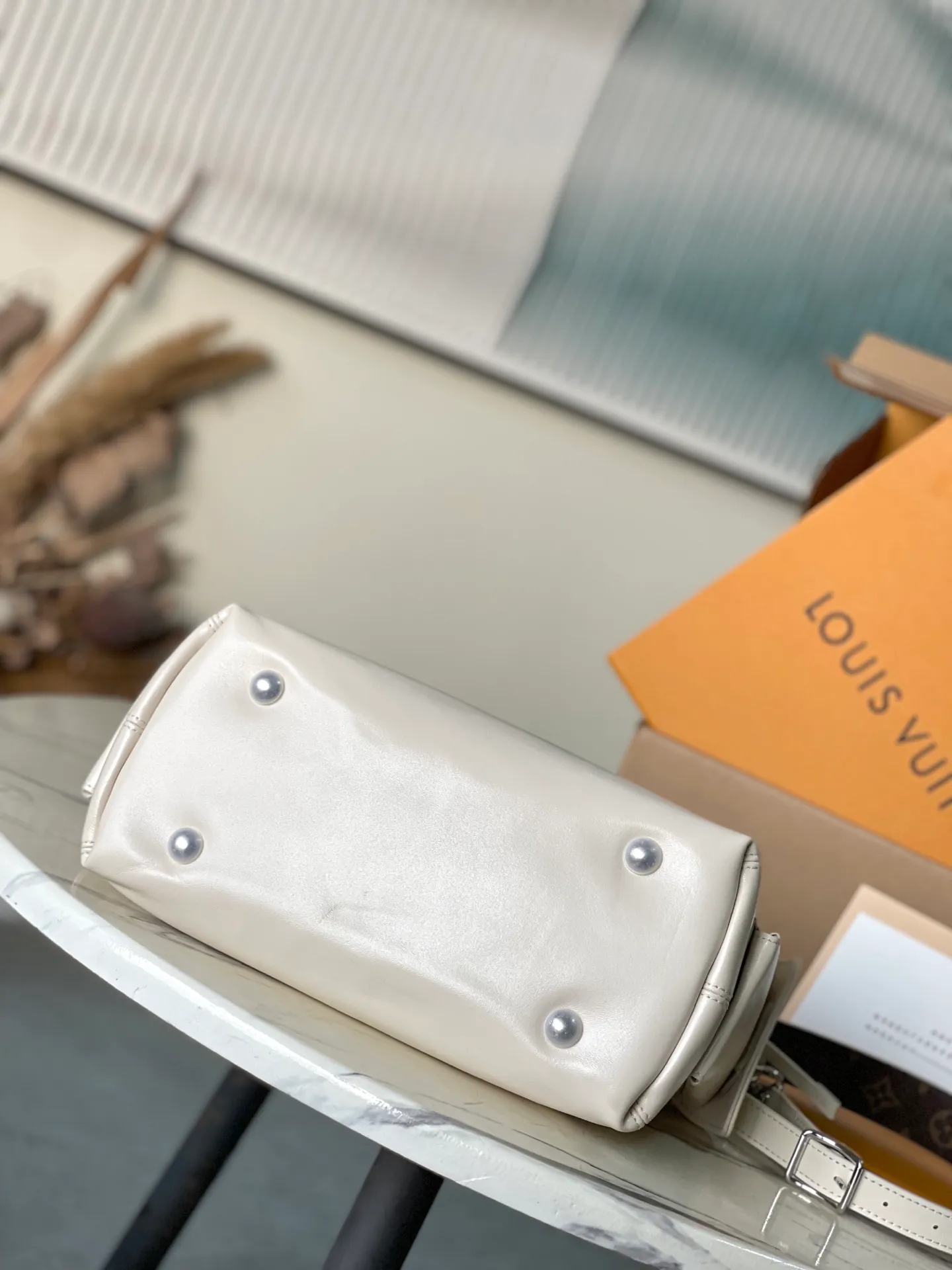 💰1160 (top layer leather) top original order M12919 milk white. This small CarryAll Cargo handbag is made of soft sheep leather to create a fashionable and lazy silhouette, adding eye-catching charm to the 2024 spring and summer show style. Polished metal pieces are complemented by a tactile, slightly wrinkled texture. Plenty of space can accommodate a variety of daily necessities, making it a great travel companion. Dimensions: 33.5x 23x 15 cm