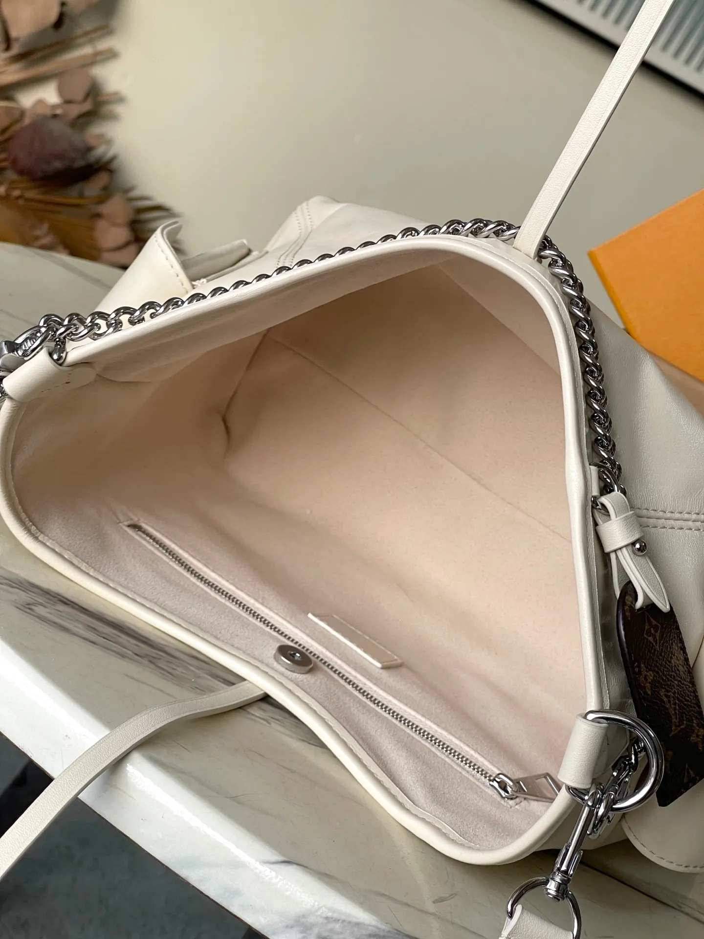 💰1160 (top layer leather) top original order M12919 milk white. This small CarryAll Cargo handbag is made of soft sheep leather to create a fashionable and lazy silhouette, adding eye-catching charm to the 2024 spring and summer show style. Polished metal pieces are complemented by a tactile, slightly wrinkled texture. Plenty of space can accommodate a variety of daily necessities, making it a great travel companion. Dimensions: 33.5x 23x 15 cm