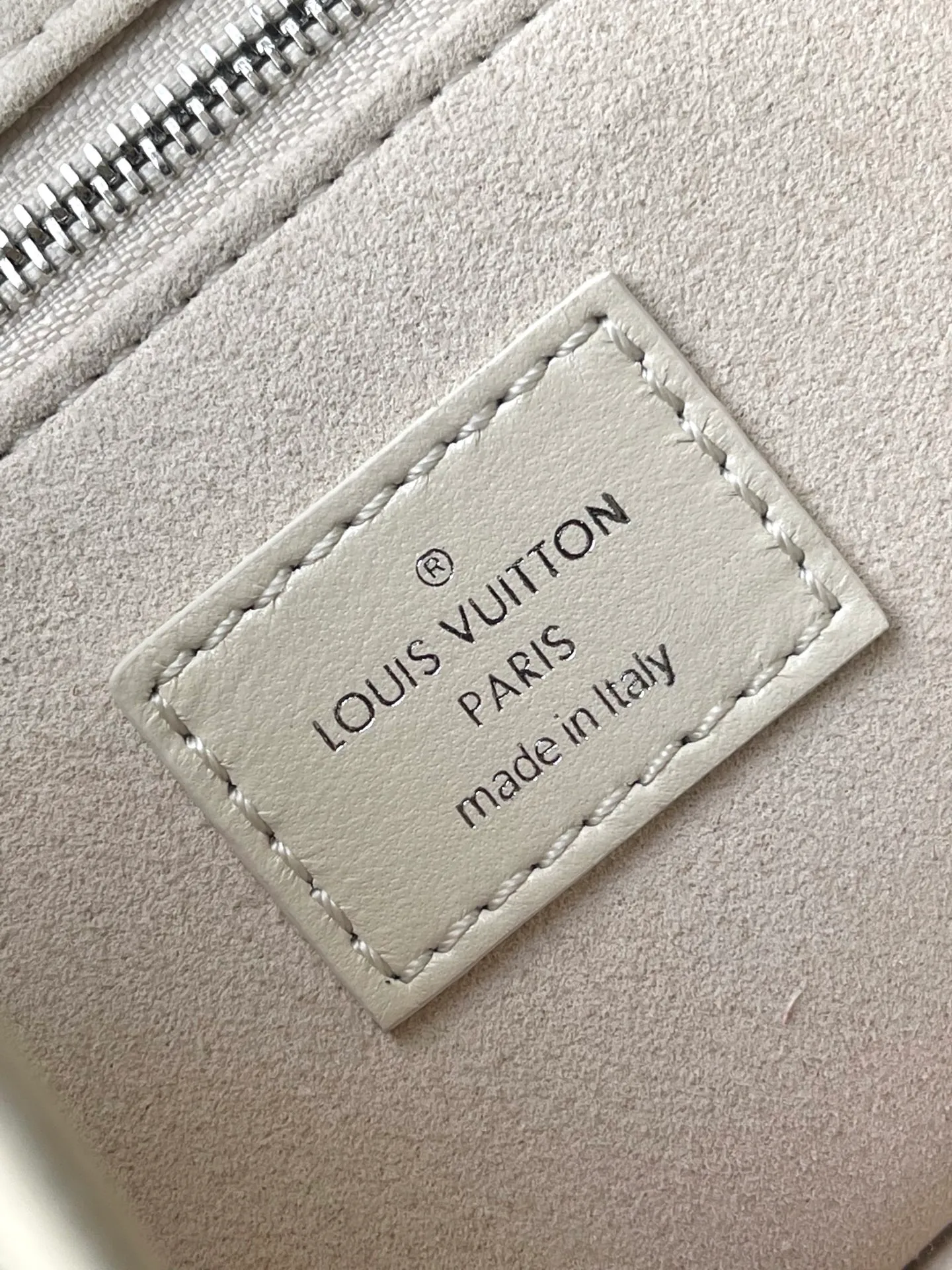 💰1160 (top layer leather) top original order M12919 milk white. This small CarryAll Cargo handbag is made of soft sheep leather to create a fashionable and lazy silhouette, adding eye-catching charm to the 2024 spring and summer show style. Polished metal pieces are complemented by a tactile, slightly wrinkled texture. Plenty of space can accommodate a variety of daily necessities, making it a great travel companion. Dimensions: 33.5x 23x 15 cm