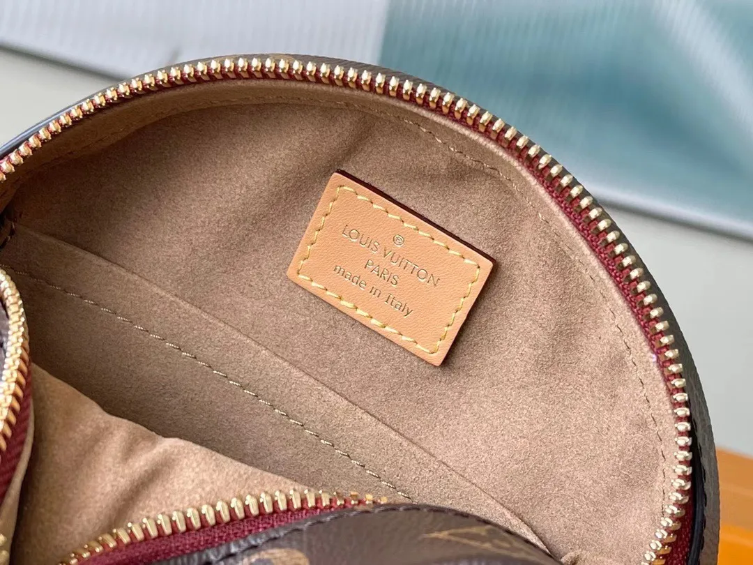 💰740 Top Original Order M45149 Nicolas Ghesquière revisits the brand’s travel tradition in the spring and summer of 2020 to create a pocket-sized version of the Boîte Chapeau Souple handbag. Trimmed with Monogram canvas and natural cowhide, it exudes casual elegance. The compact "hat box bag" has plenty of space inside, making it easy to travel with your daily needs. Dimensions: 17.0 x 16.0 x 7.0 cm