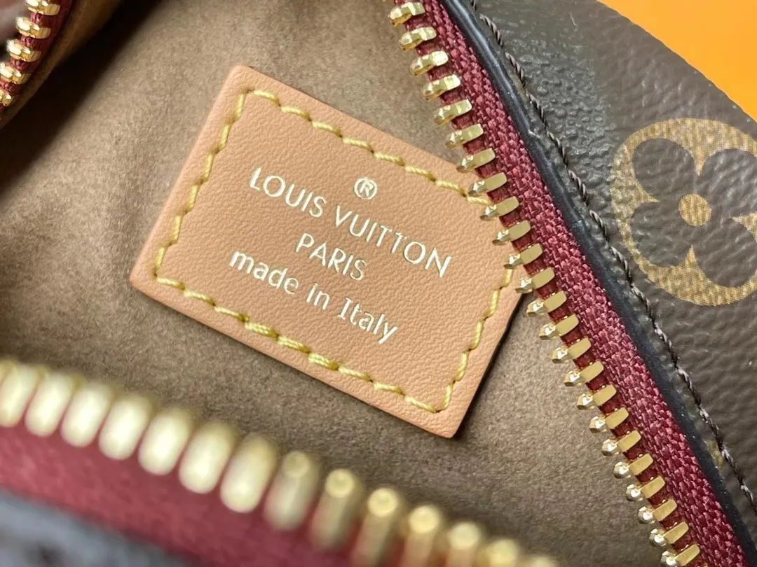 💰740 Top Original Order M45149 Nicolas Ghesquière revisits the brand’s travel tradition in the spring and summer of 2020 to create a pocket-sized version of the Boîte Chapeau Souple handbag. Trimmed with Monogram canvas and natural cowhide, it exudes casual elegance. The compact "hat box bag" has plenty of space inside, making it easy to travel with your daily needs. Dimensions: 17.0 x 16.0 x 7.0 cm