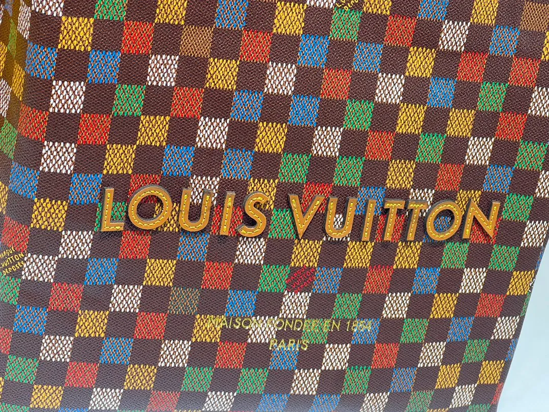 Batch 340💰Medium M24457 This medium Shopper handbag draws inspiration from Louis Vuitton shopping bags, with the words Louis Vuitton and Maison Fondée En 1854 written on soft cow leather, with a top handle and a detachable shoulder strap. Dimensions: 34x31x14cm