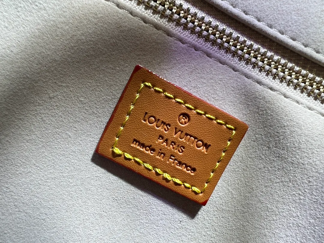 Batch 340💰Medium M24457 This medium Shopper handbag draws inspiration from Louis Vuitton shopping bags, with the words Louis Vuitton and Maison Fondée En 1854 written on soft cow leather, with a top handle and a detachable shoulder strap. Dimensions: 34x31x14cm