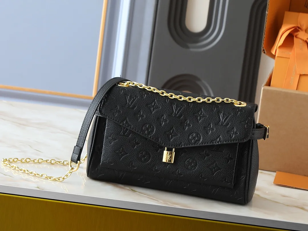💰260💰Upgraded from the original M14604 M14973. This Anytime Flap Bag is made of Monogram Empreinte leather and continues the design elements of the Anytime Shopper series, making it easy to create a personalized look suitable for day and night. Side buckles cleverly expand the space for easy storage of daily needs. The dazzling sliding chain shoulder strap allows for flexible carrying, and the LV padlock adds a signature touch. Dimensions: 18.5 x 9.5 x 29.5 cm (height x width x length)