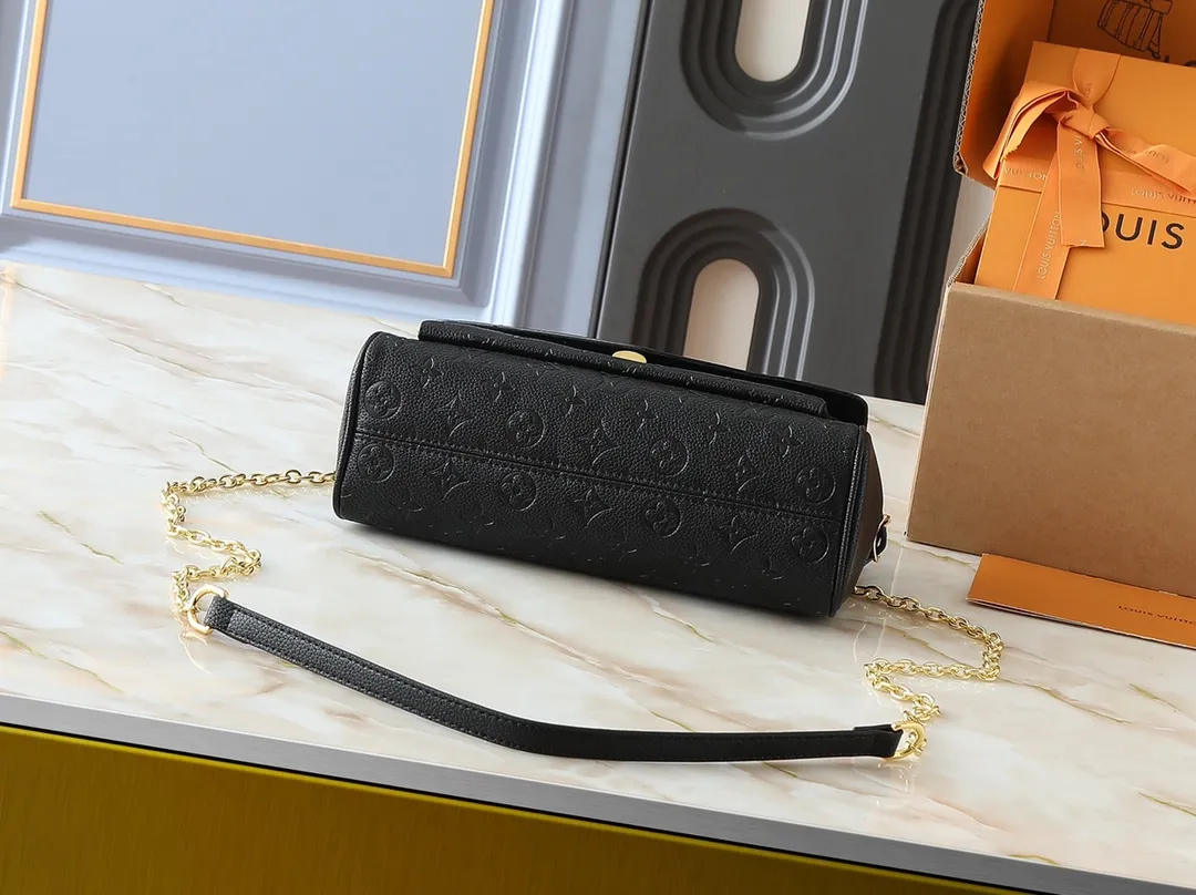 💰260💰Upgraded from the original M14604 M14973. This Anytime Flap Bag is made of Monogram Empreinte leather and continues the design elements of the Anytime Shopper series, making it easy to create a personalized look suitable for day and night. Side buckles cleverly expand the space for easy storage of daily needs. The dazzling sliding chain shoulder strap allows for flexible carrying, and the LV padlock adds a signature touch. Dimensions: 18.5 x 9.5 x 29.5 cm (height x width x length)