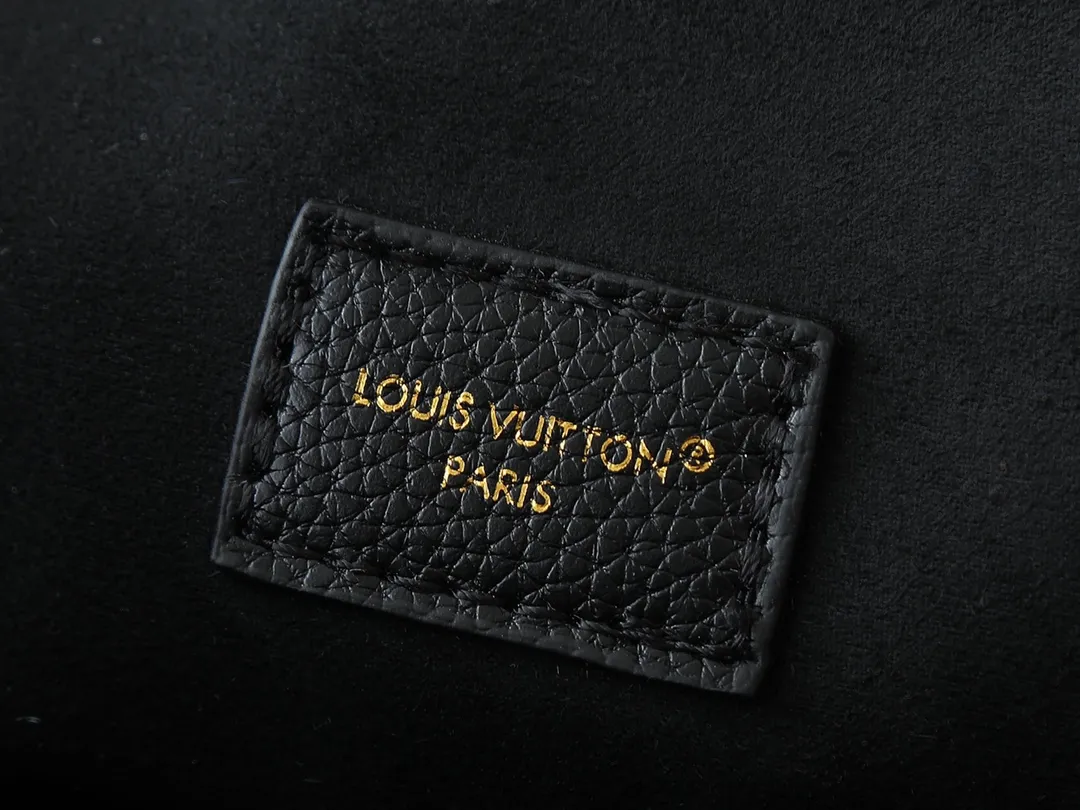 💰260💰Upgraded from the original M14604 M14973. This Anytime Flap Bag is made of Monogram Empreinte leather and continues the design elements of the Anytime Shopper series, making it easy to create a personalized look suitable for day and night. Side buckles cleverly expand the space for easy storage of daily needs. The dazzling sliding chain shoulder strap allows for flexible carrying, and the LV padlock adds a signature touch. Dimensions: 18.5 x 9.5 x 29.5 cm (height x width x length)
